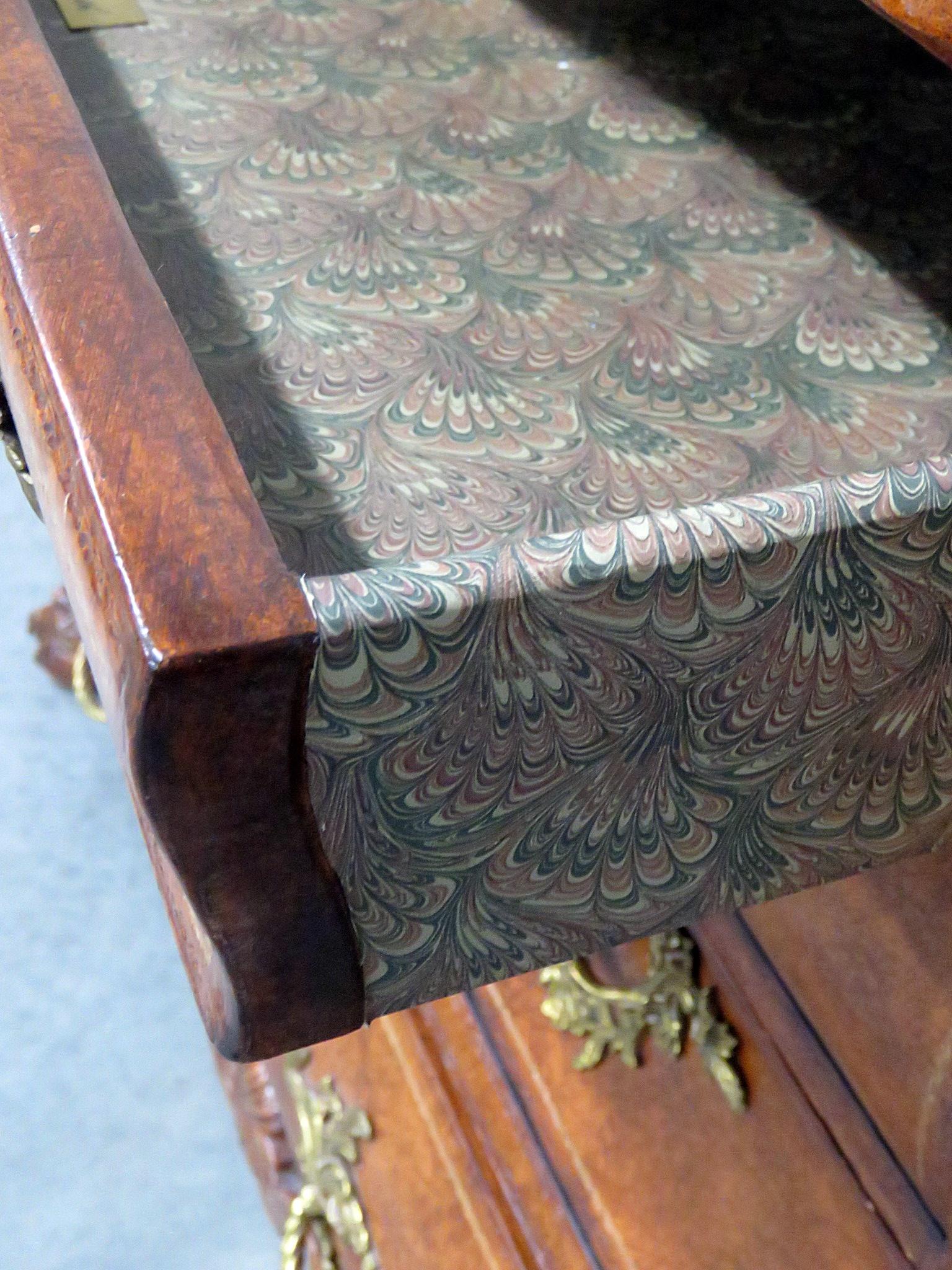 Maitland Smith Dutch Rococo Style Leather Wrapped Bombe Commode Chest im Zustand „Gut“ in Swedesboro, NJ