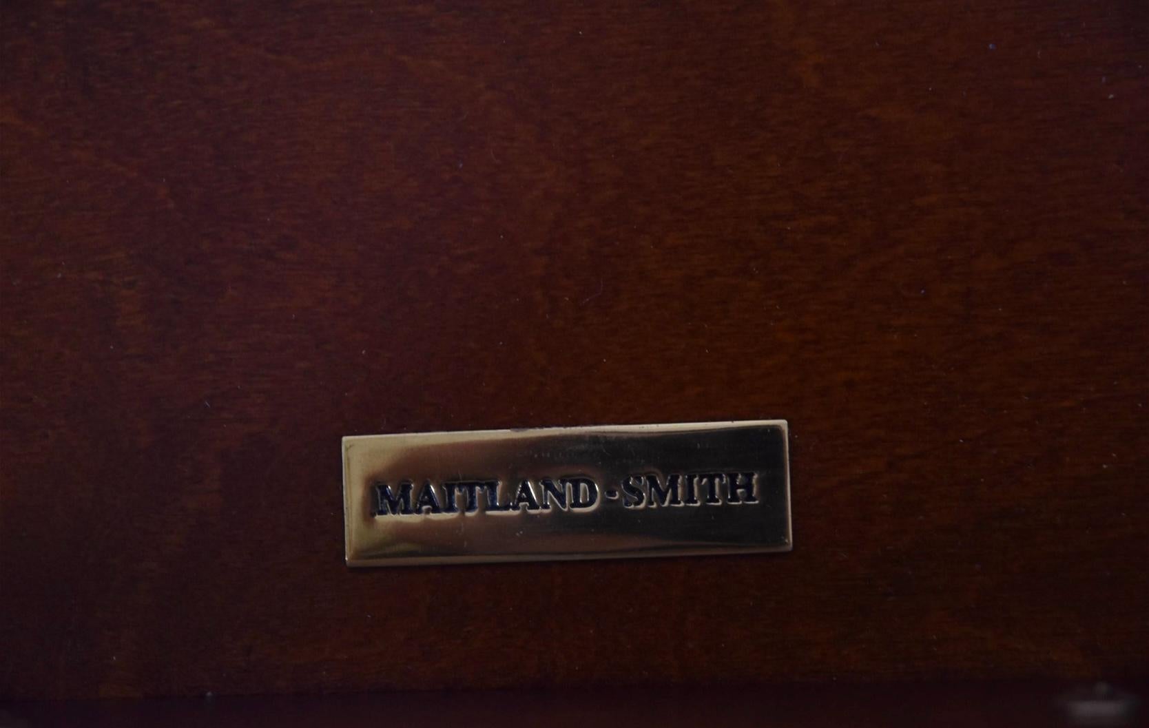 Maitland-Smith Buchform Bibliotheksschrank / Anrichte aus Obstholz mit Lederplatte  im Angebot 1