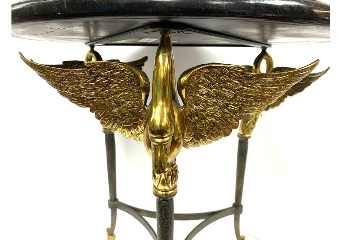 Incrusté Maitland Smith Table d'appoint en laiton et marbre en forme de Swan en vente