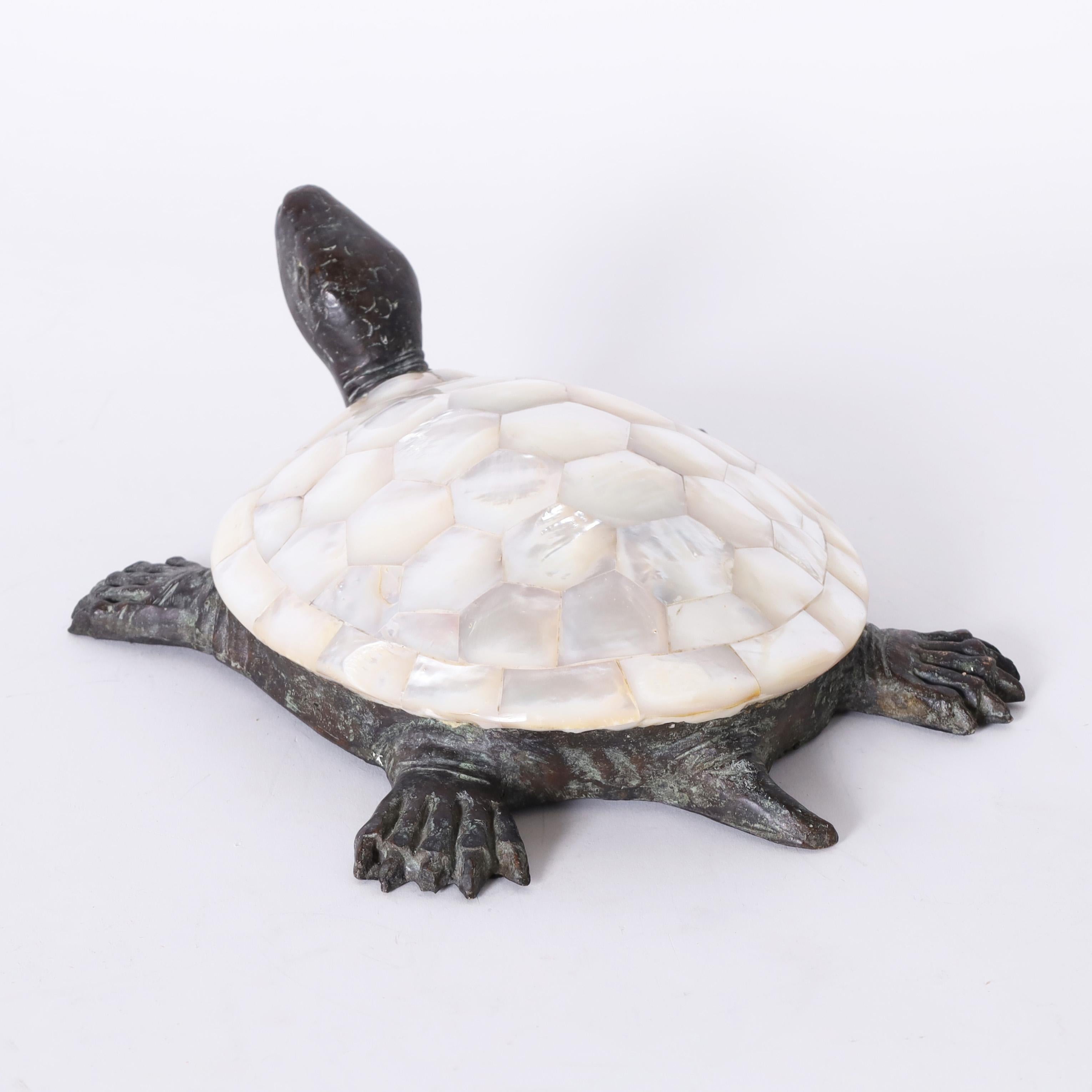 Mid-Century Modern Sculpture de tortue en bronze et nacre de Maitland Smith en vente