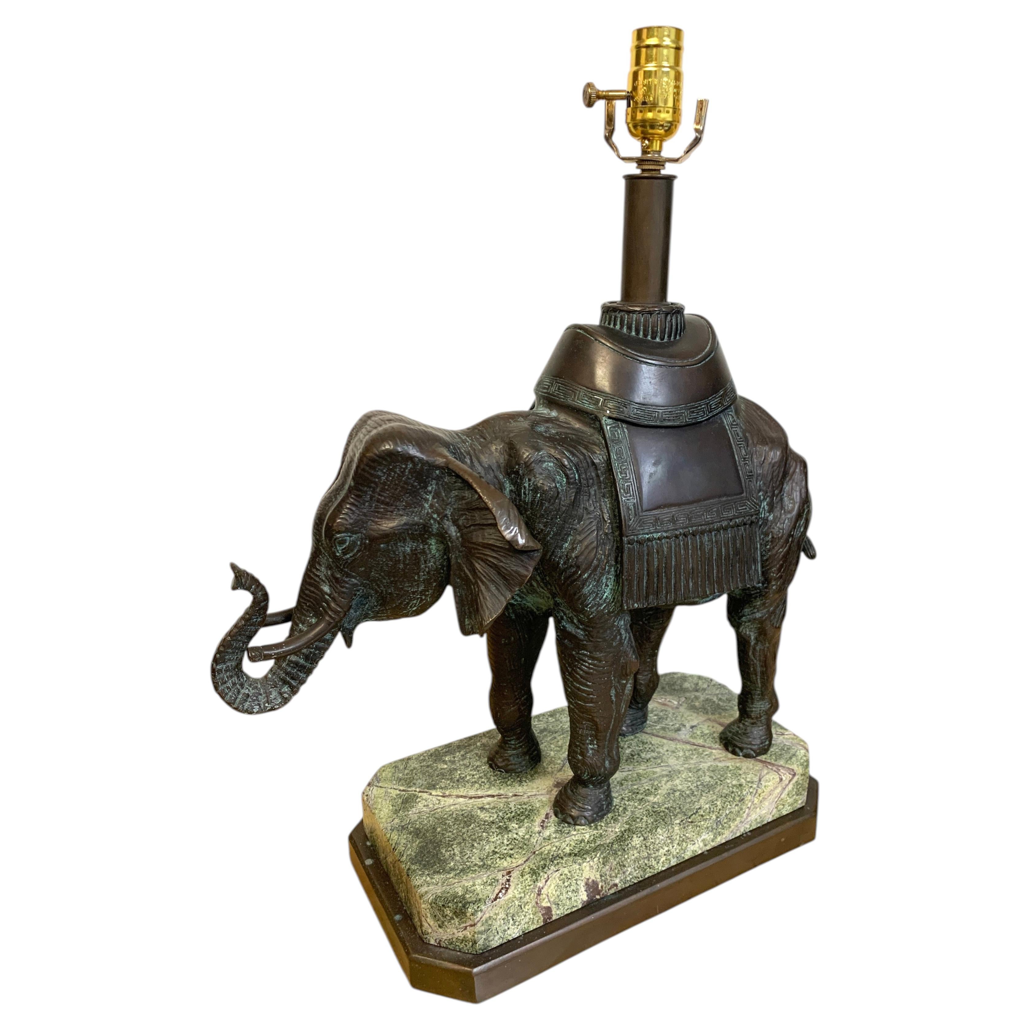 Lampe de table « Éléphant d'Asie » en bronze de Maitland Smith, sur socle en marbre serpentine en vente