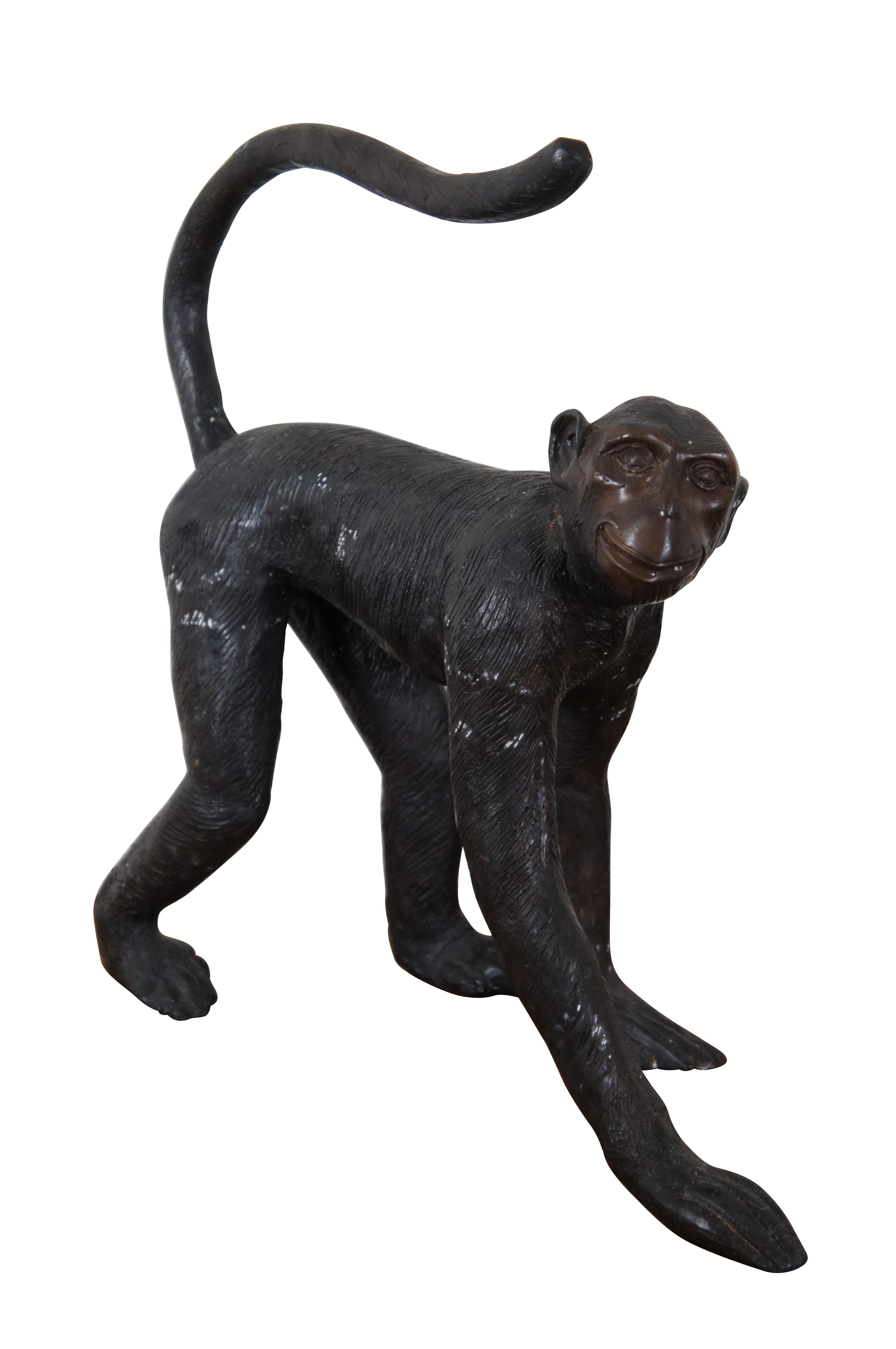 Große Vintage Maitland Smith Bronze-Skulptur oder Statue eines glücklichen Affen zu Fuß auf allen Vieren mit seinem Schwanz über den Rücken erhoben.  Wird als Toilettenpapierhalter verwendet.

Abmessungen:
20,5