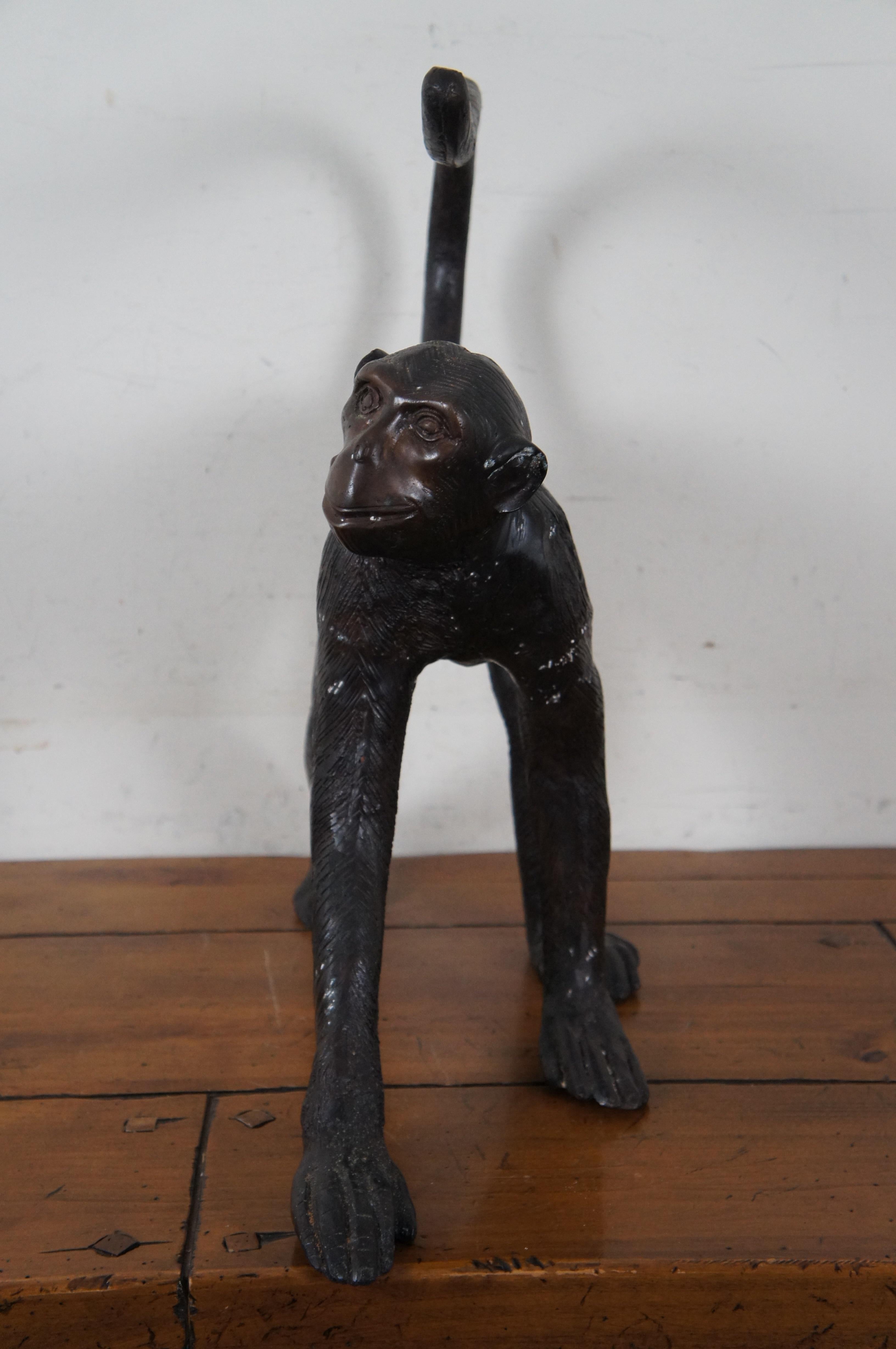 20ième siècle Maitland Smith - Porte-papiers de toilette en bronze figuratif de singe 21 pouces en vente