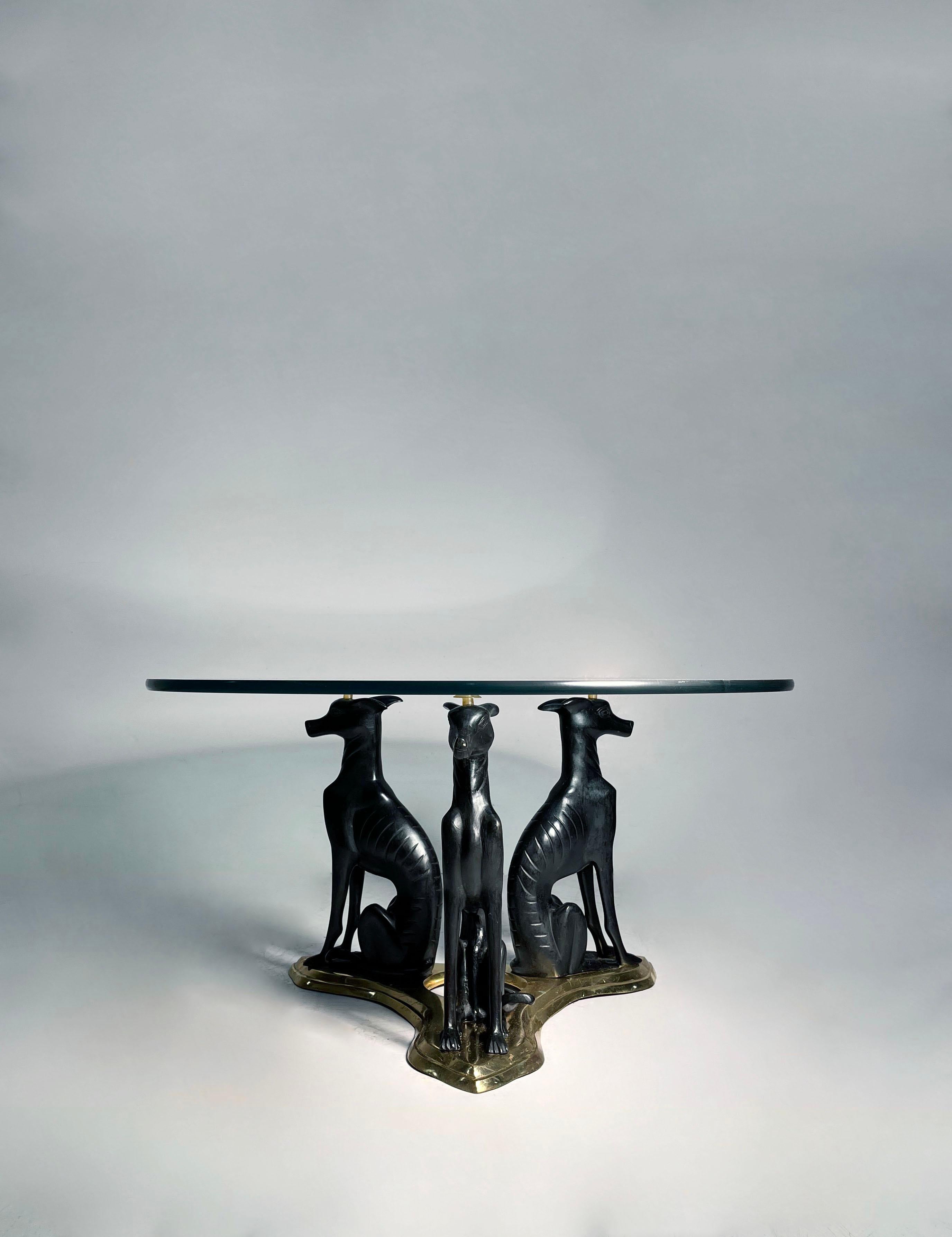 Table basse en verre Art Déco Maitland Smith Bronze Greyhound Whippets

Les inserts en caoutchouc des pare-chocs sont quelque peu usés en raison de l'âge. 