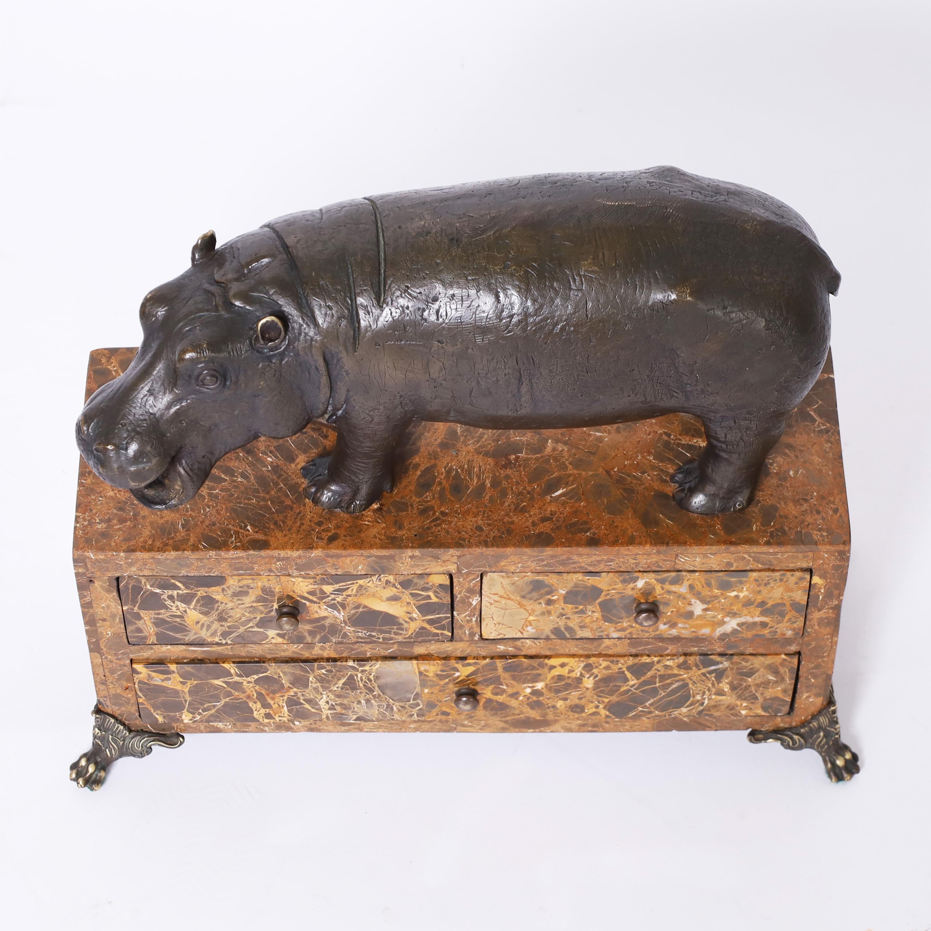 Joyero vintage ligeramente excéntrico con un hipopótamo de bronce fundido sobre una cómoda de tres cajones revestida de chapa de mármol y asentada sobre cuatro patas de bronce. Firmado Maitland Smith en un cajón.