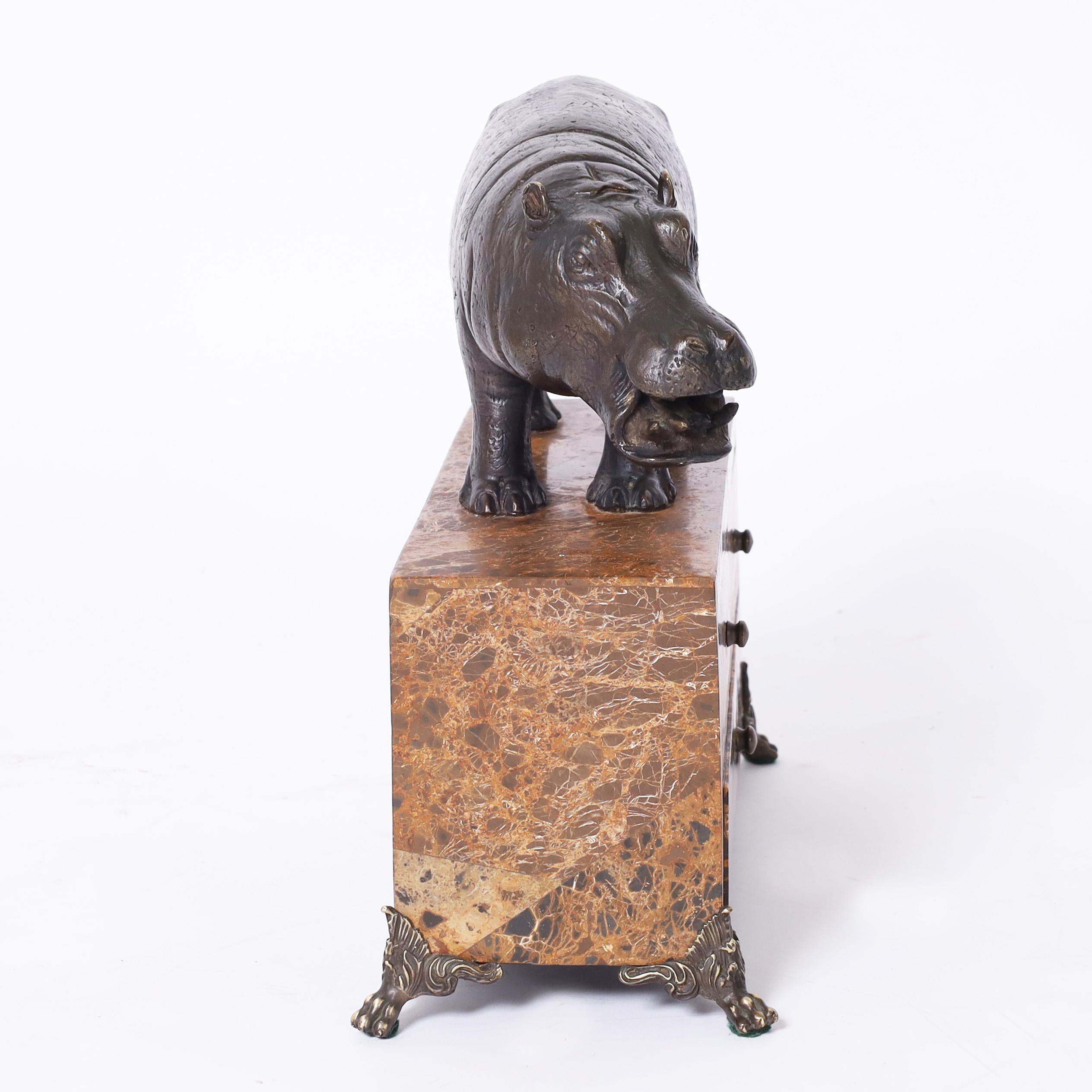 Maitland Smith Hipopótamo de bronce sobre joyero de mármol Moderno de mediados de siglo en venta