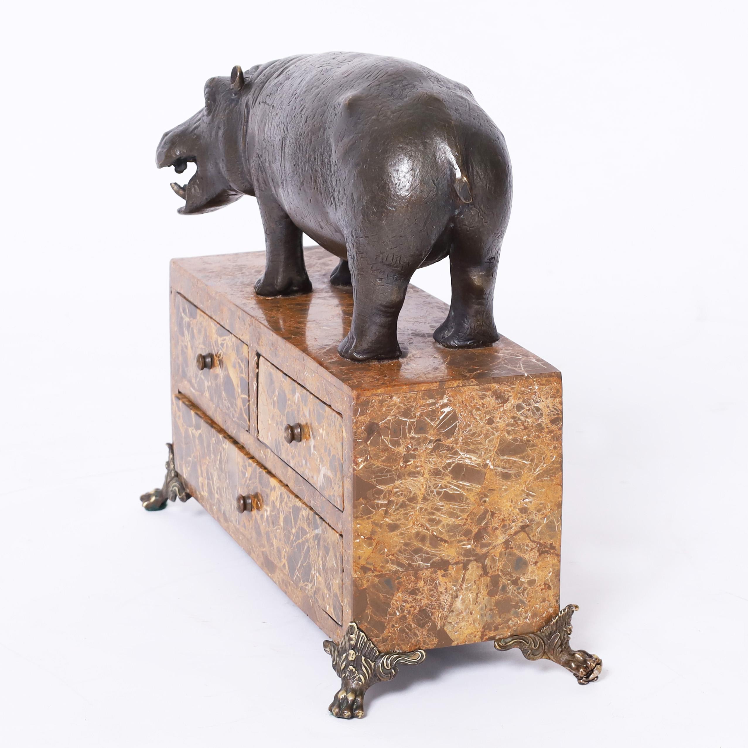Maitland Smith Hipopótamo de bronce sobre joyero de mármol Hecho a mano en venta