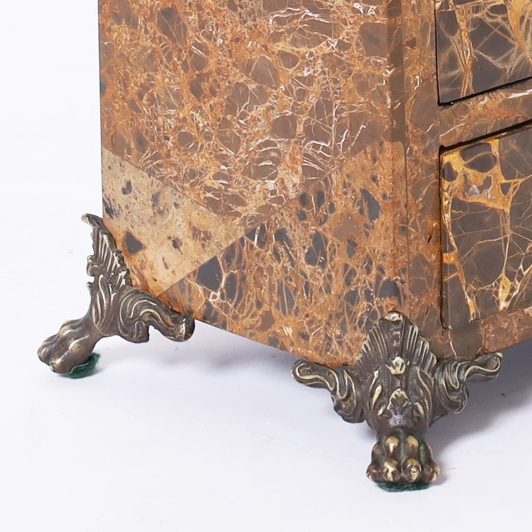 Maitland Smith Hipopótamo de bronce sobre joyero de mármol siglo XX en venta