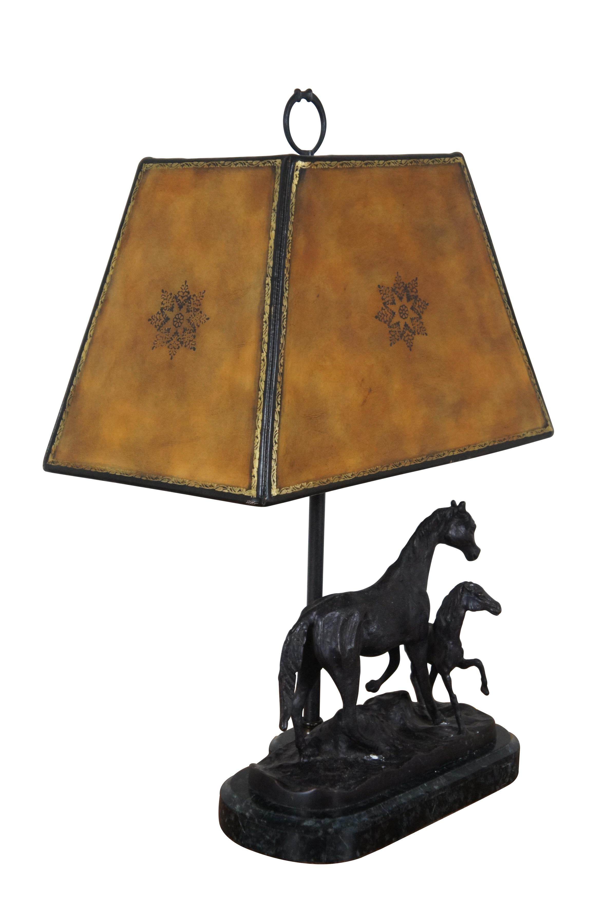 Colonial britannique Lampe de bureau Maitland Smith en bronze, cuir ouvragé cheval équestre 21 pouces en vente