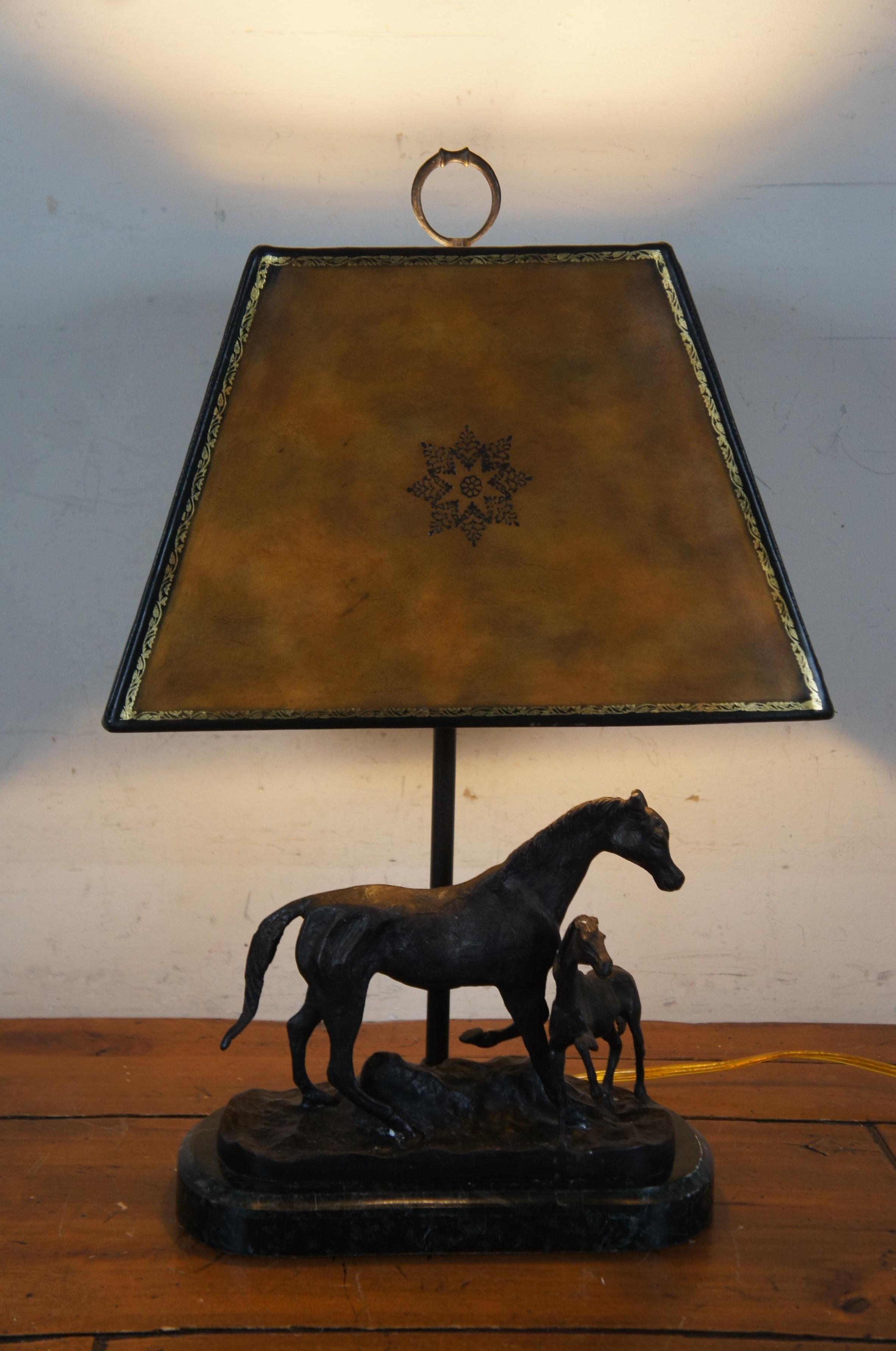 Marbre Lampe de bureau Maitland Smith en bronze, cuir ouvragé cheval équestre 21 pouces en vente