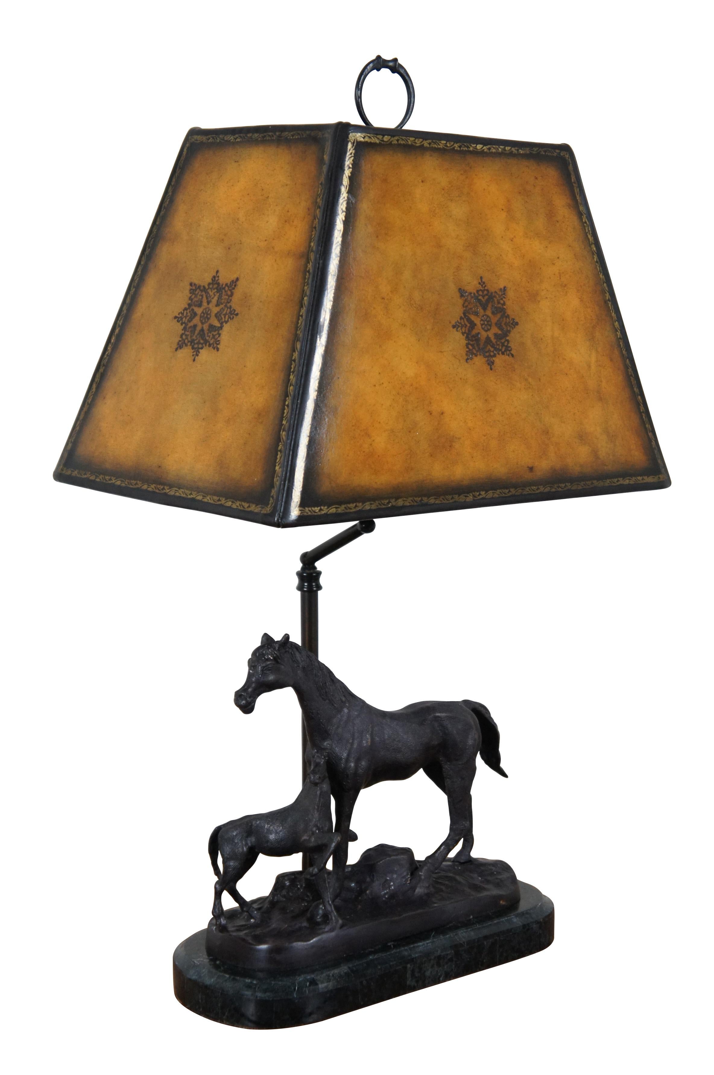 Bronze-Tischlampe mit figuralem Pferd von Maitland Smith mit einer Stute und einem Fohlen im Tableau auf einem mit schwarzem Marmor verkleideten Sockel. Mit hartem und rechteckigem Schirm aus geprägtem/vergoldetem Leder, innen mit Folie überzogen.