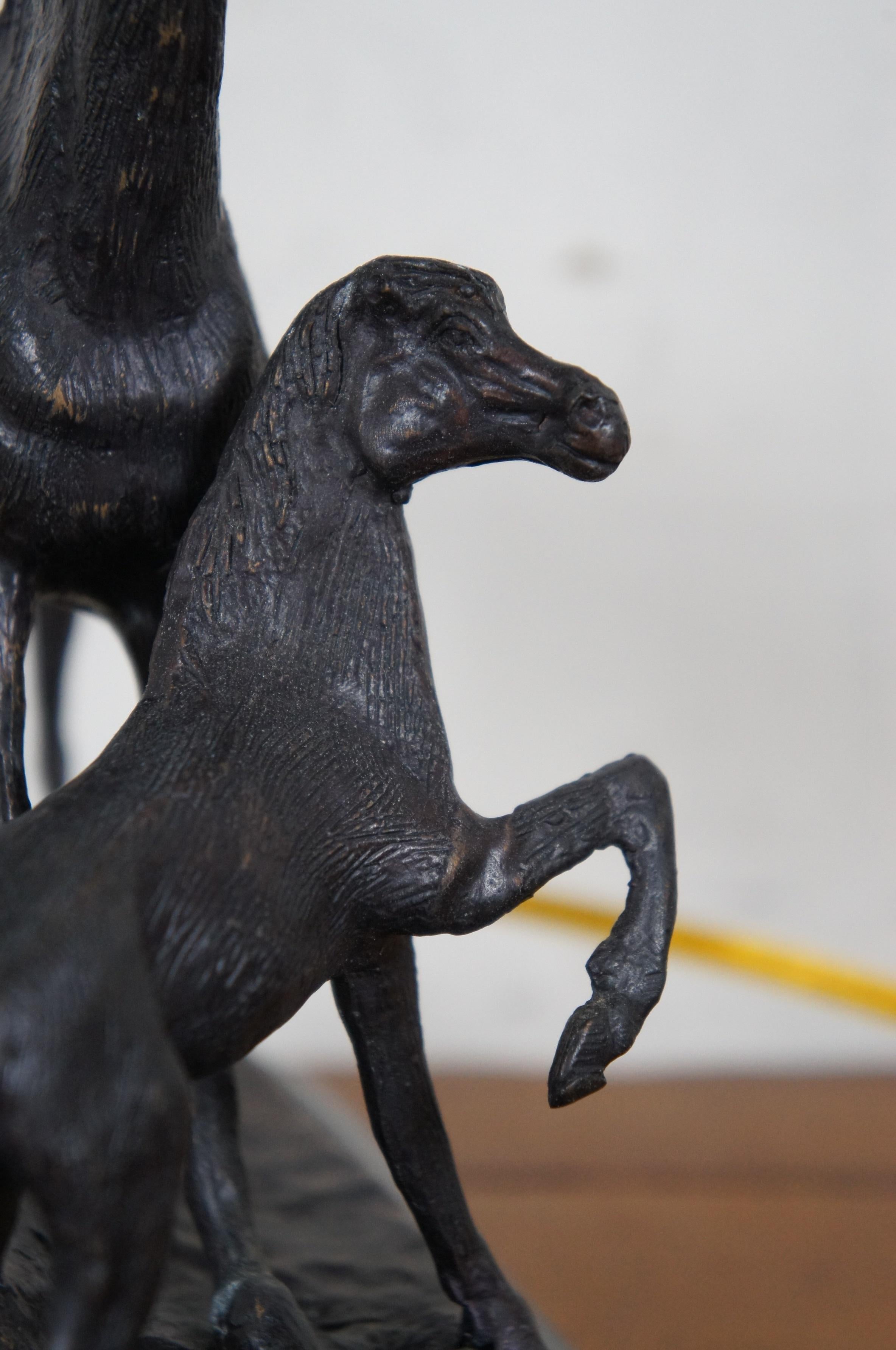 Maitland Smith Bronze Marmor Tooled Leder-Tischlampe mit Reiterpferd 24