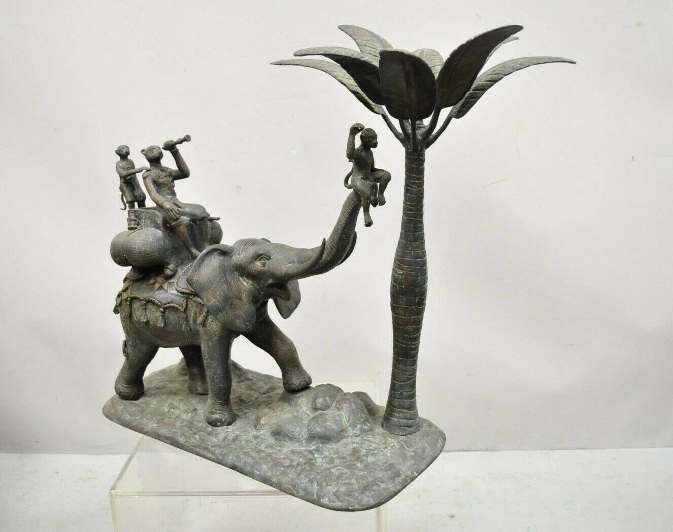 Paire de bougeoirs Maitland Smith en bronze représentant un singe, un éléphant et un palmier en vente 5