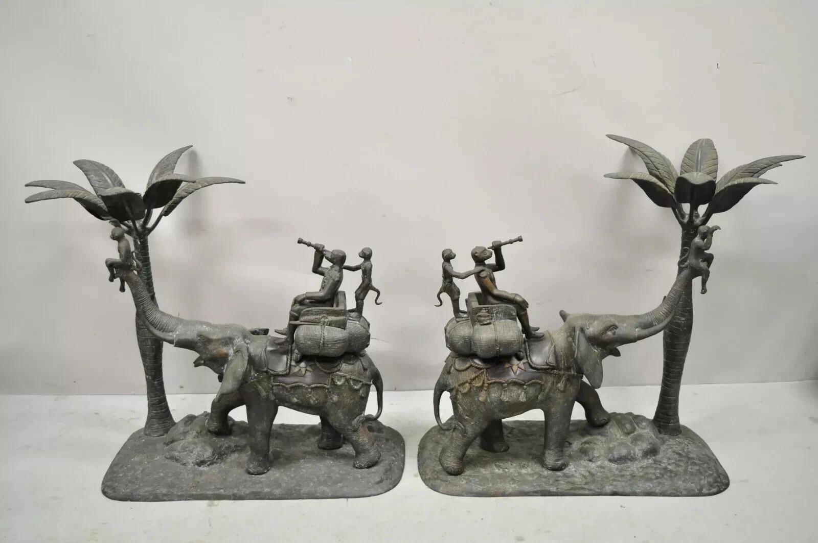 Maitland Smith Bronze Monkey Elephant Palm Tree Sculpture Candle Holder - a Pair. L'article présente une figure en bronze coulé de taille impressionnante représentant trois singes chevauchant un éléphant et un bougeoir en forme de palmier. Environ