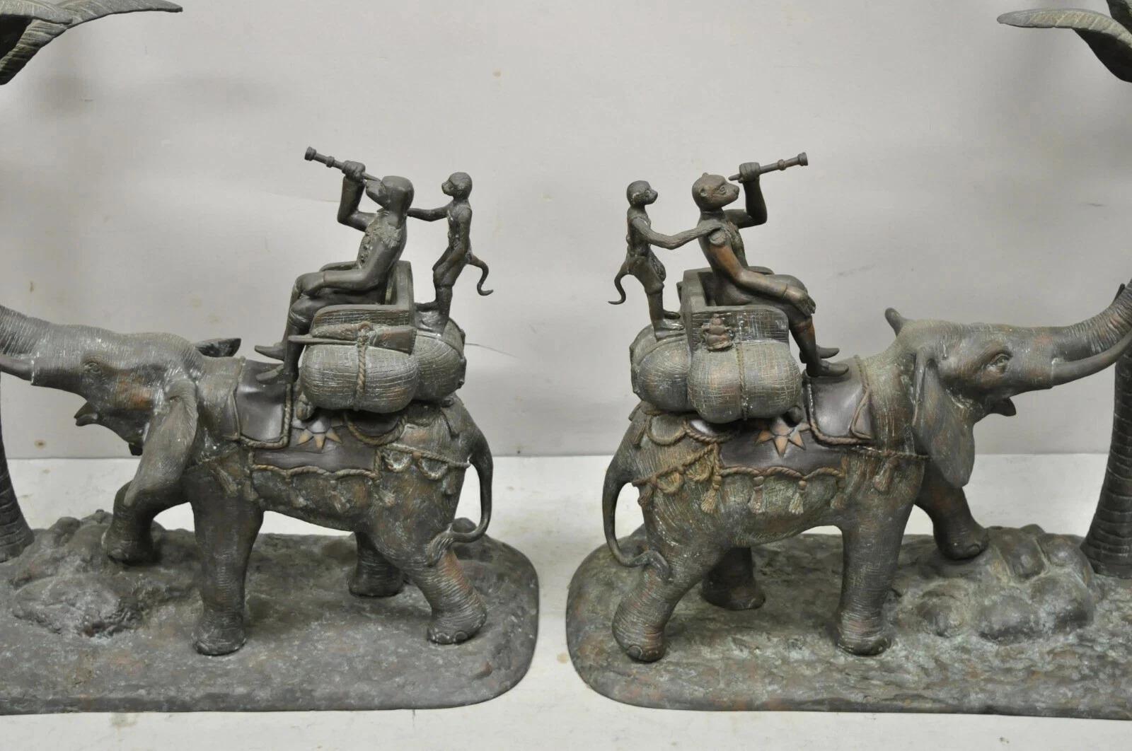 Hollywood Regency Paire de bougeoirs Maitland Smith en bronze représentant un singe, un éléphant et un palmier en vente