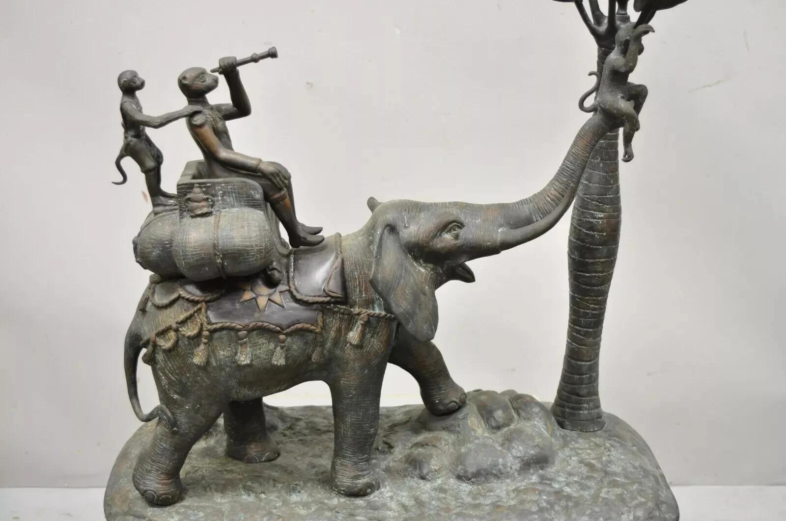 Inconnu Paire de bougeoirs Maitland Smith en bronze représentant un singe, un éléphant et un palmier en vente