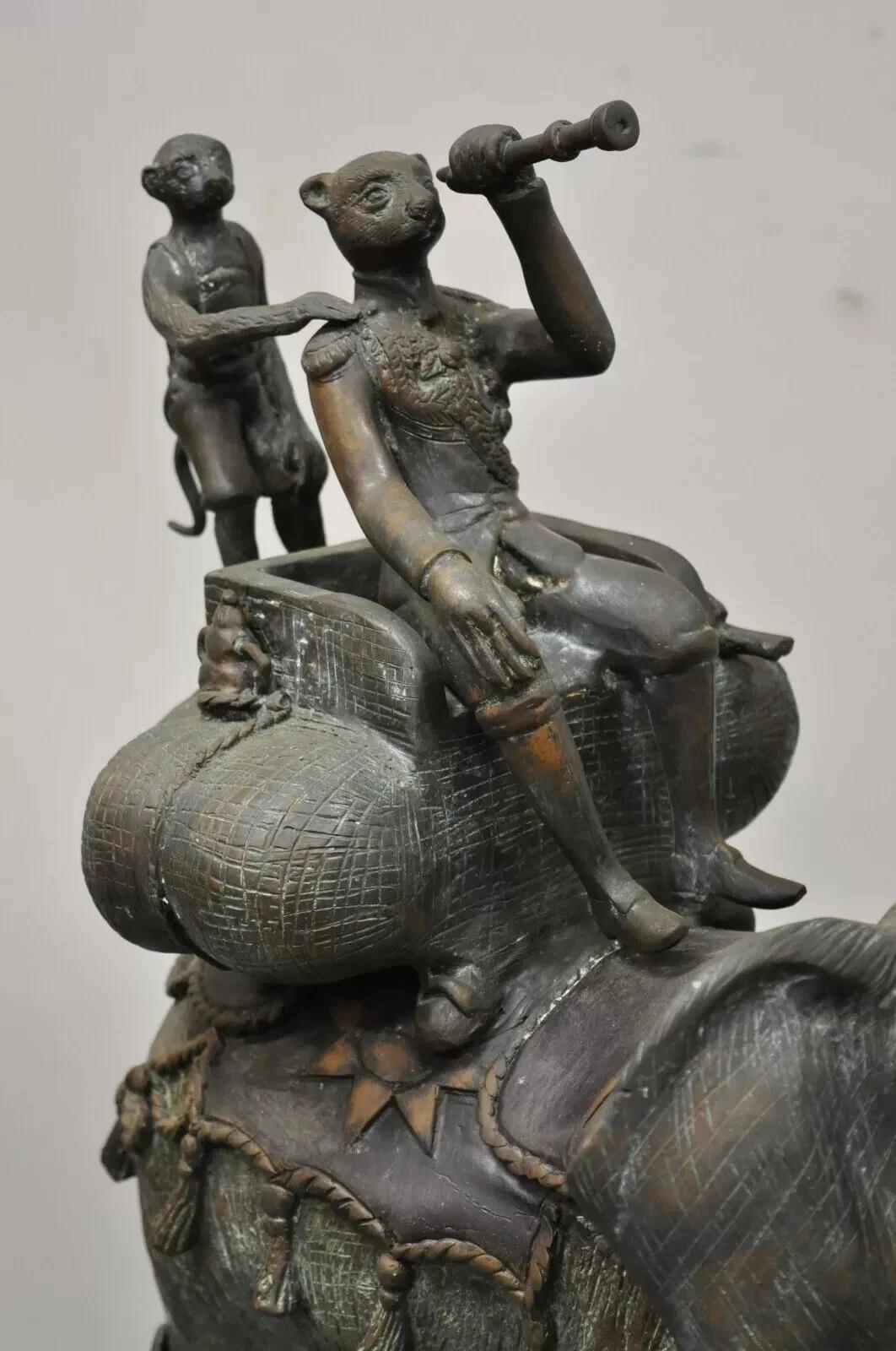 Paire de bougeoirs Maitland Smith en bronze représentant un singe, un éléphant et un palmier Bon état - En vente à Philadelphia, PA