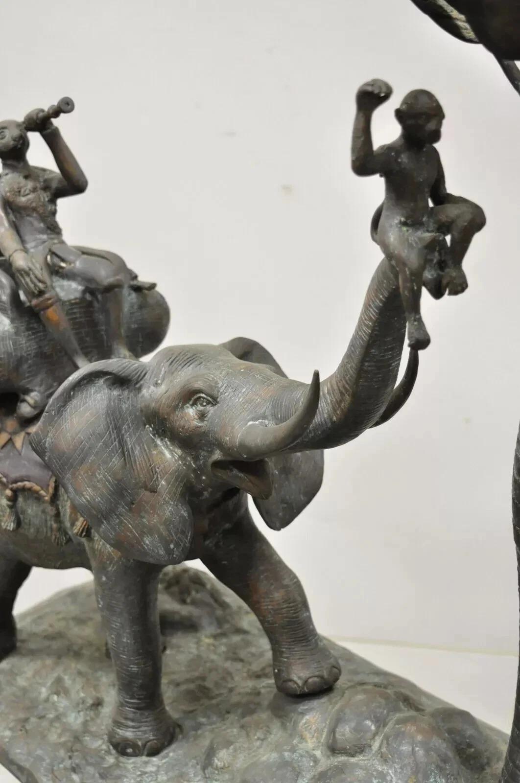 20ième siècle Paire de bougeoirs Maitland Smith en bronze représentant un singe, un éléphant et un palmier en vente
