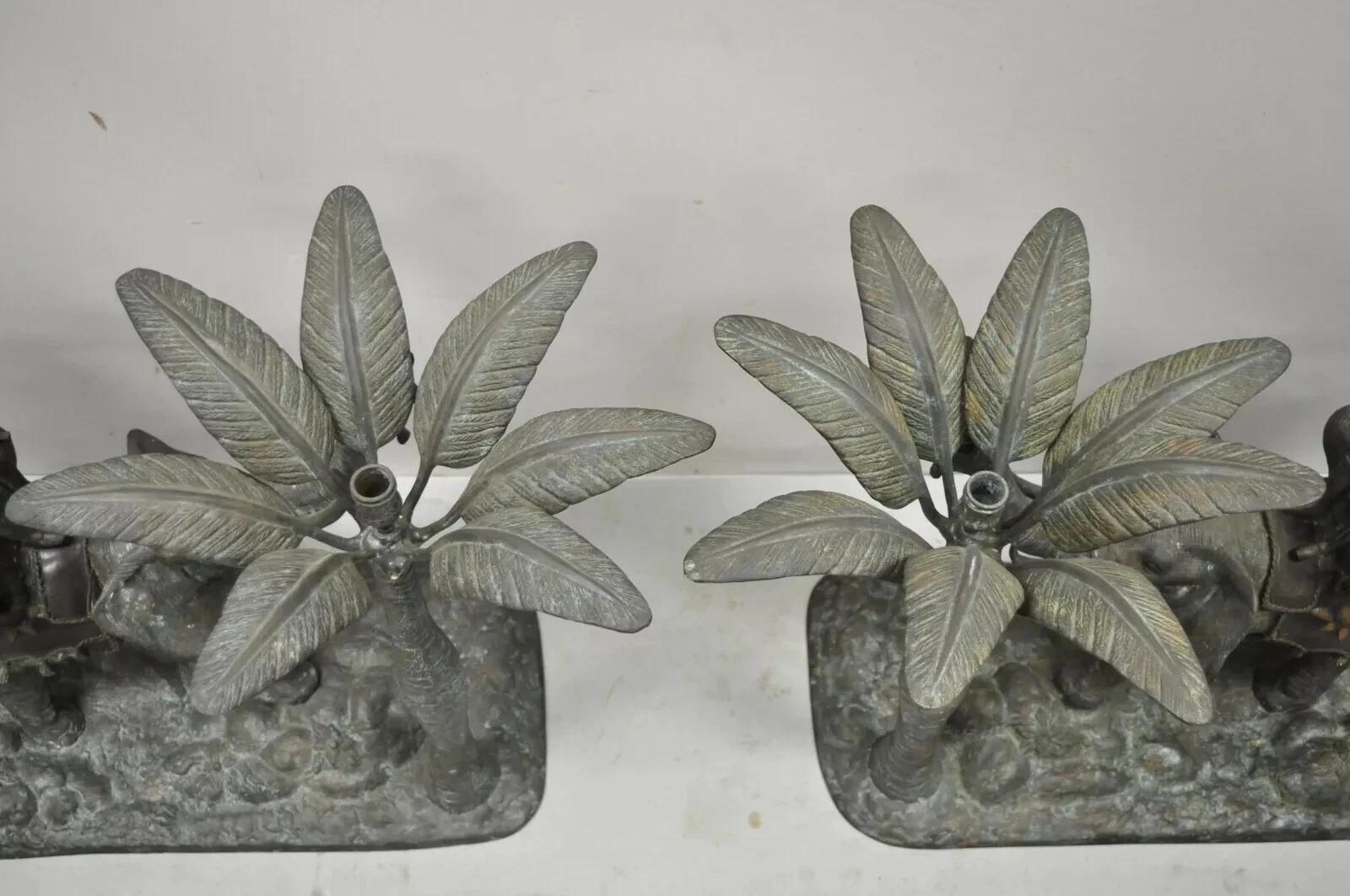 Bronze Paire de bougeoirs Maitland Smith en bronze représentant un singe, un éléphant et un palmier en vente