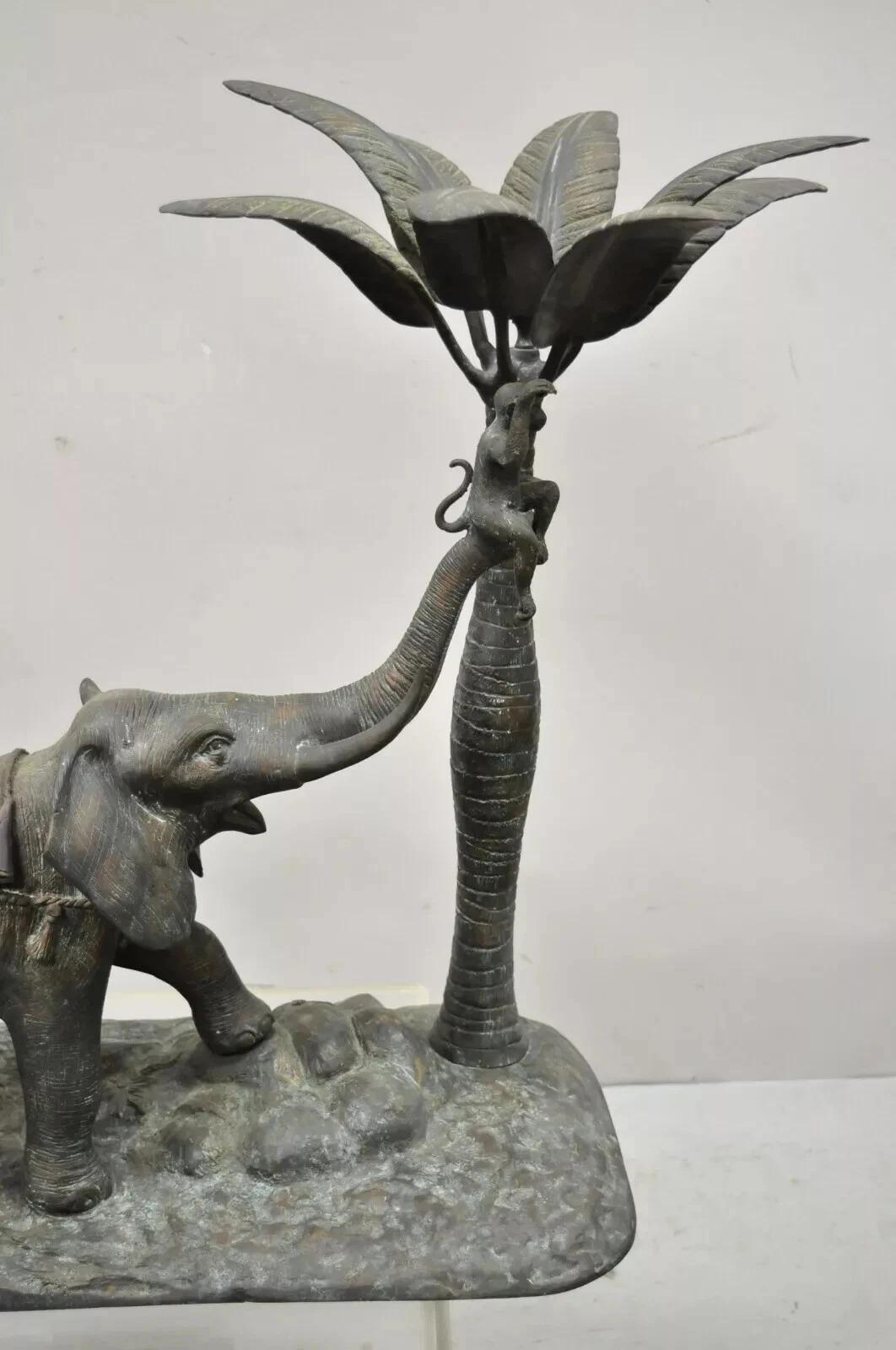 Paire de bougeoirs Maitland Smith en bronze représentant un singe, un éléphant et un palmier en vente 1