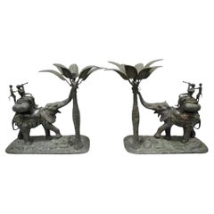 Maitland Smith, scimmia elefante in bronzo, scultura con albero di palma, portacandele - una coppia