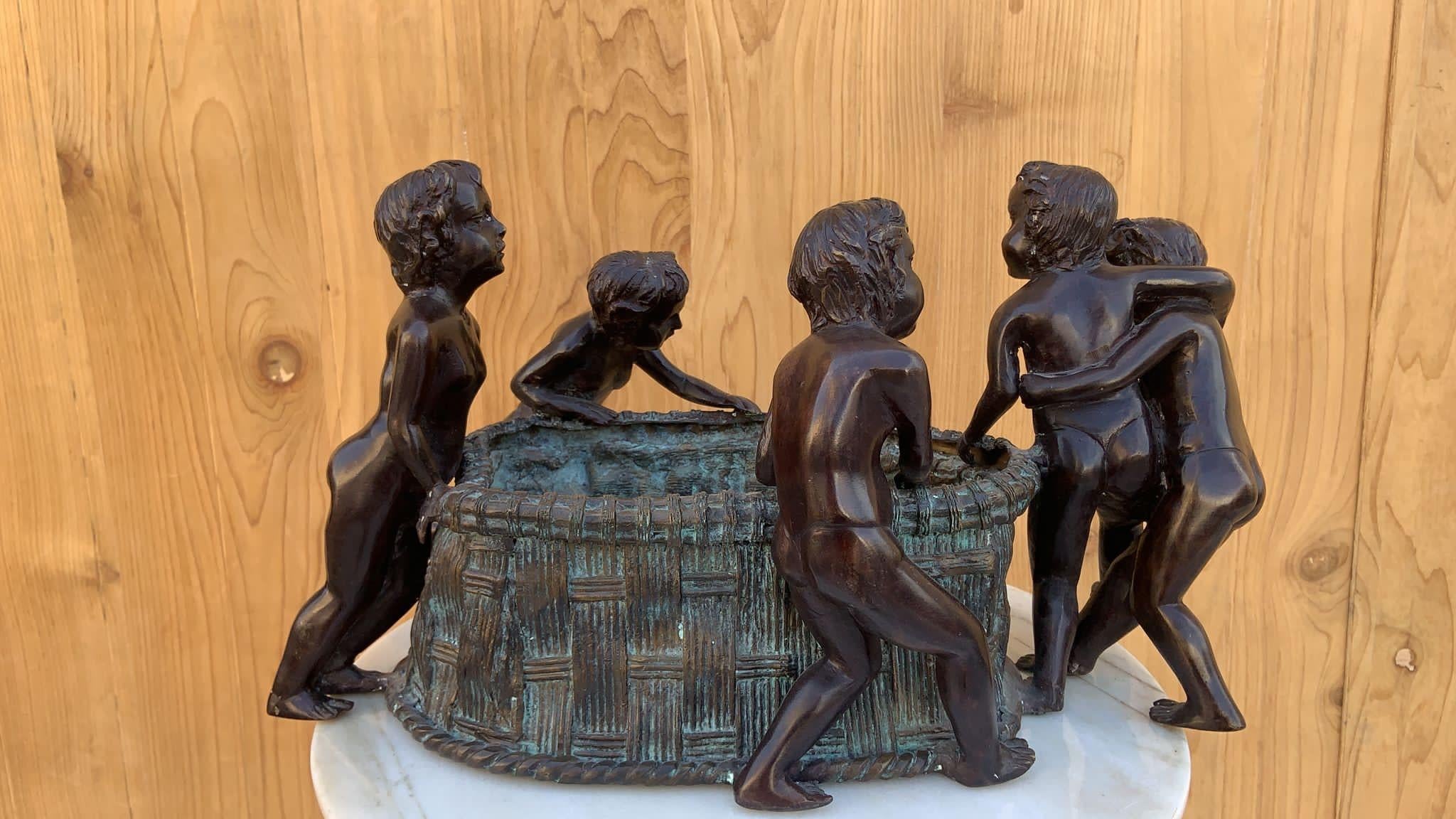 Maitland-Smith Bronze-Pflanzgefäß mit fünf Jungen im Angebot 1