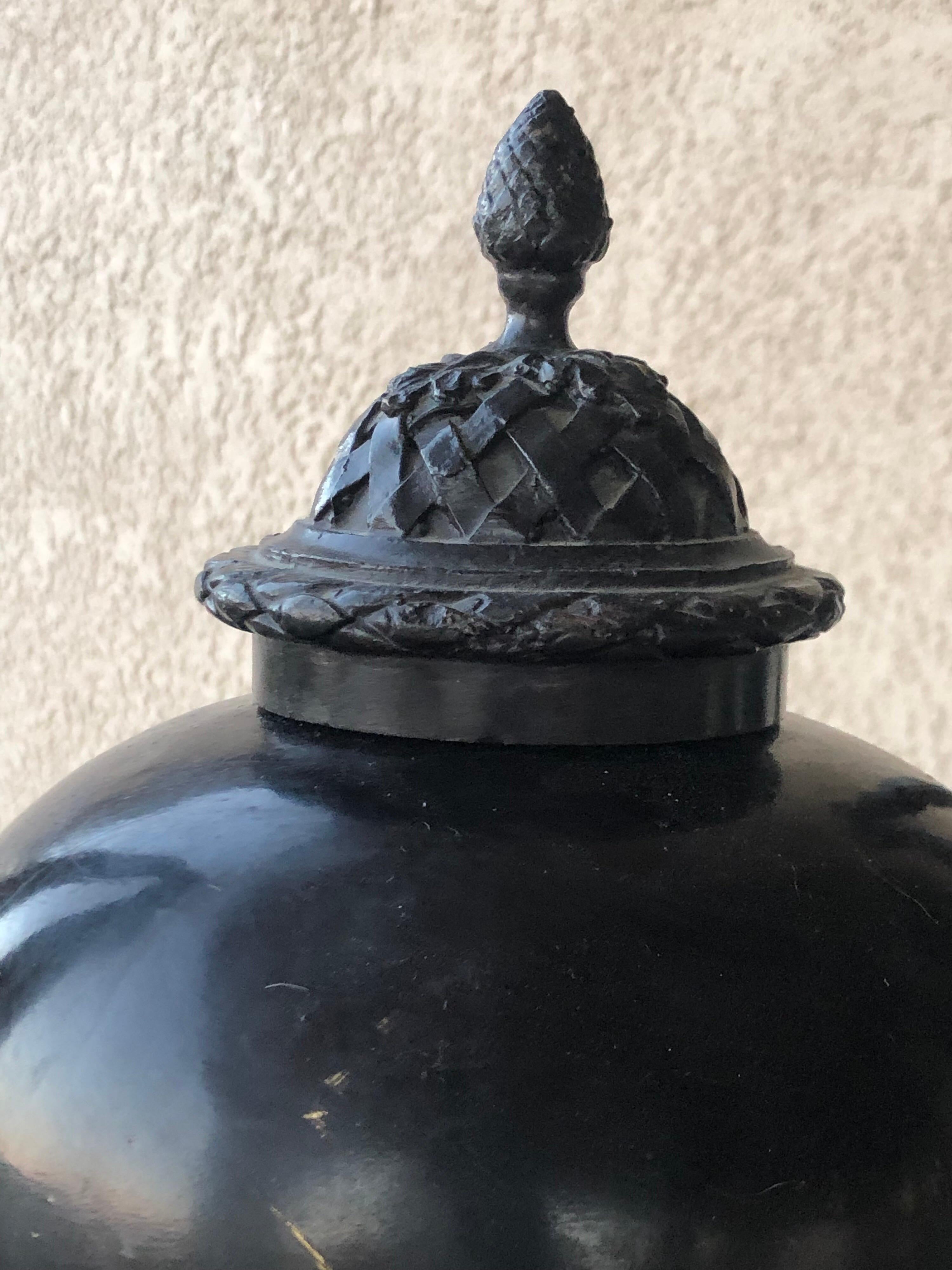 Néo-empire Urne Maitland Smith en bronze de style Empire en vente