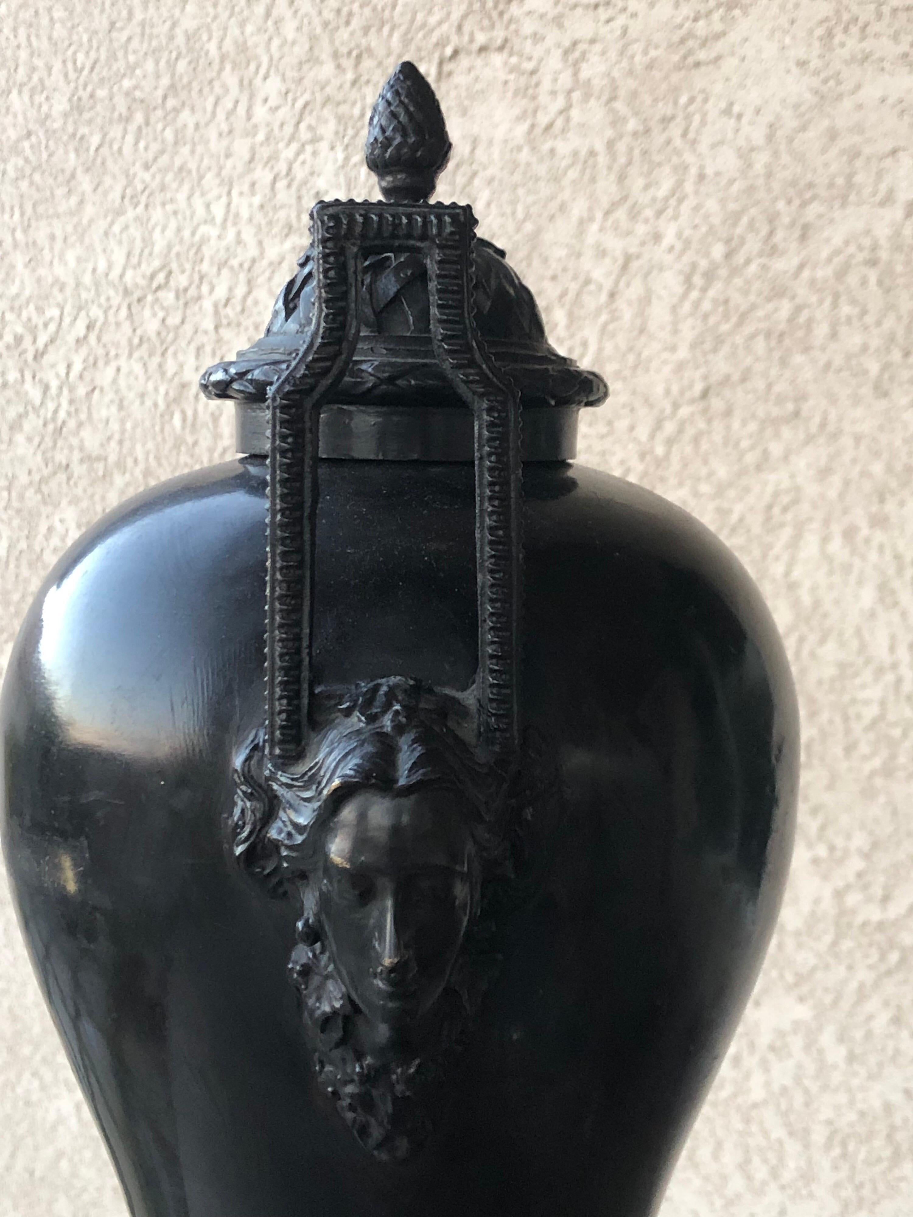 Thailandese Maitland Smith Bronze Urn in Empire Style in vendita