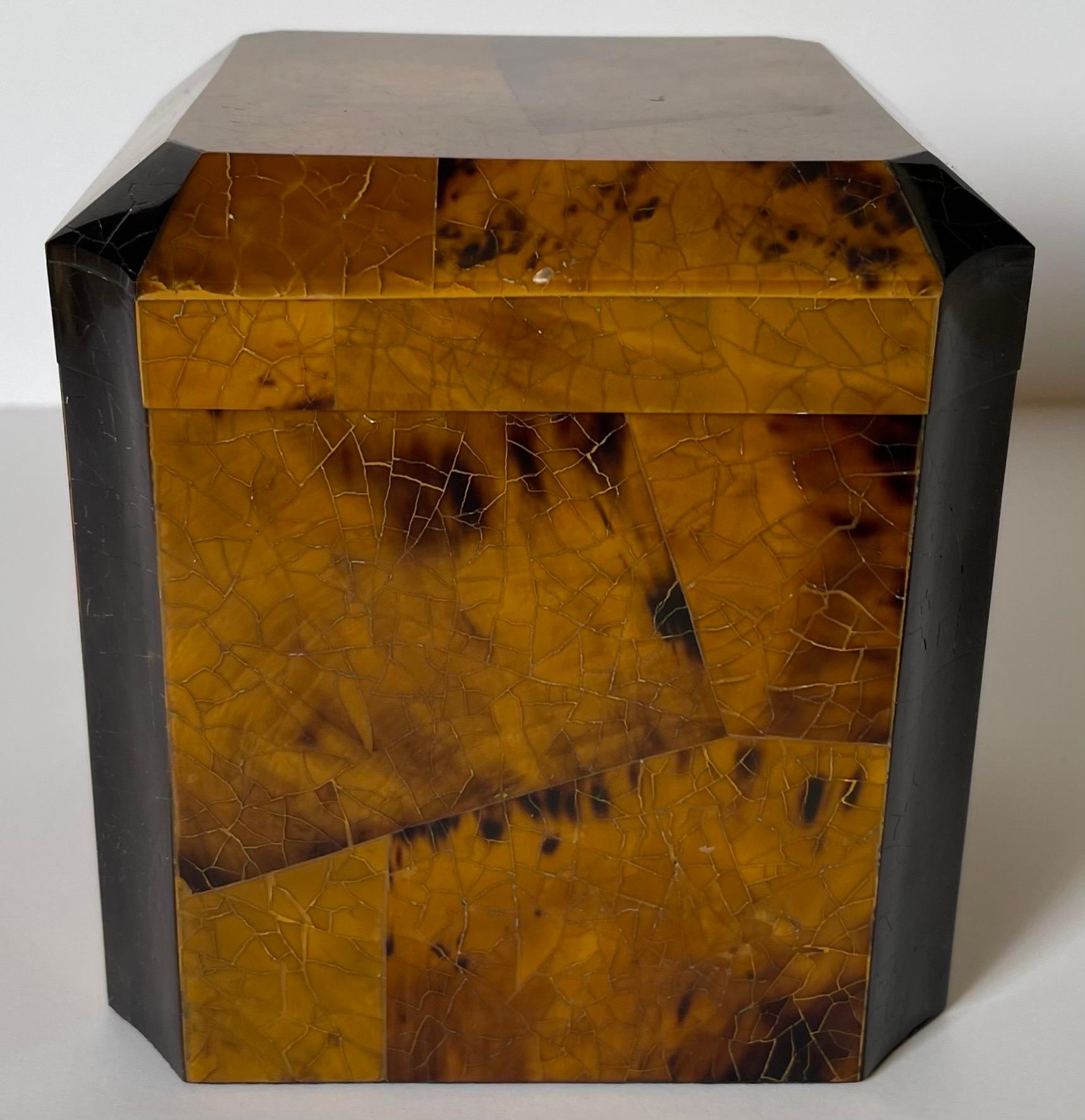 Incrusté Boîte décorative Maitland Smith Brown Penshell Cube en vente