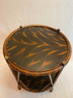 Maitland Smith Zweistöckiger Beistelltisch aus gebranntem Bambus mit handdekorierter Lackplatte