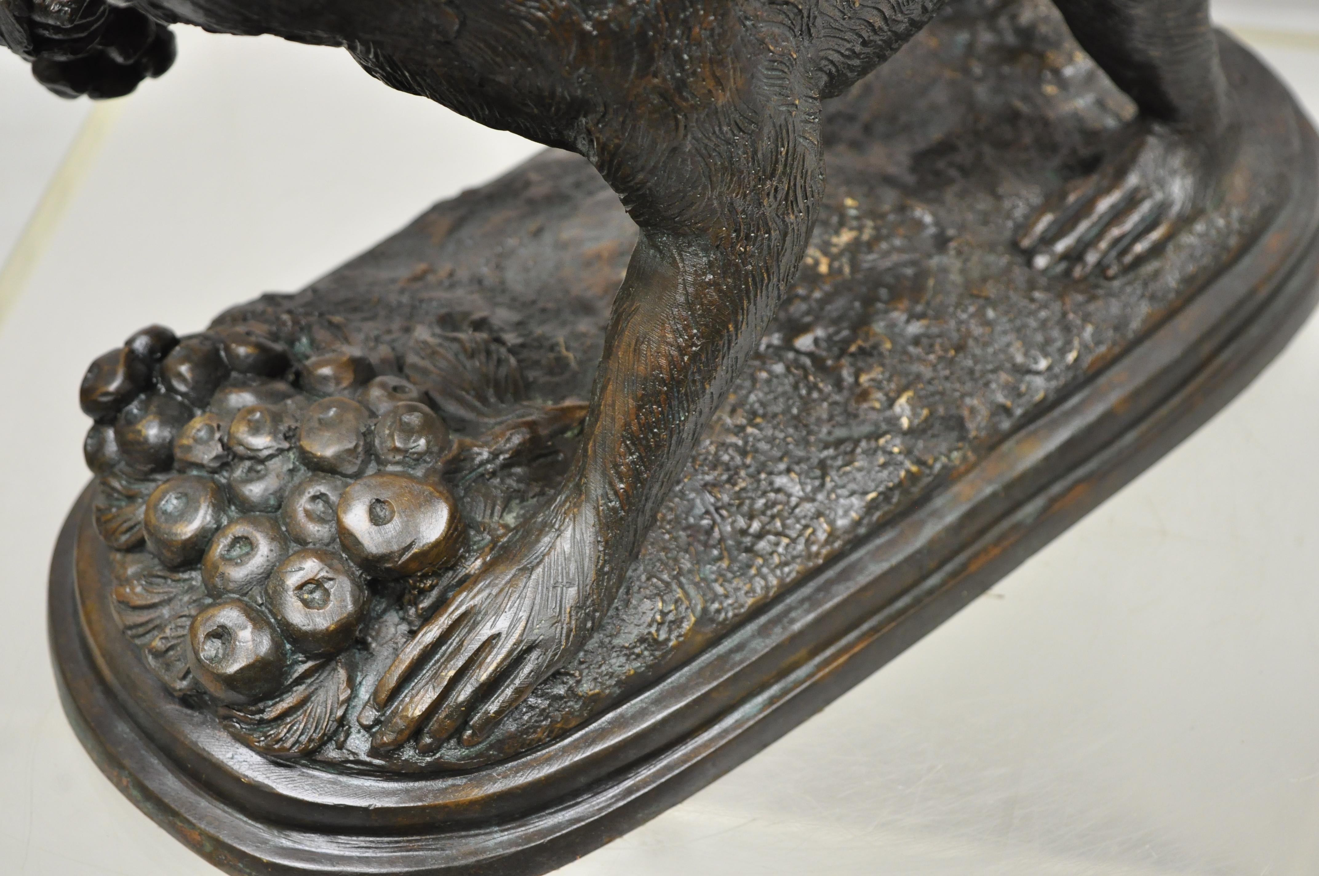 Sculpture de singe en bronze moulé Maitland Smith avec panier à couvercle et pot de jardinière en vente 4