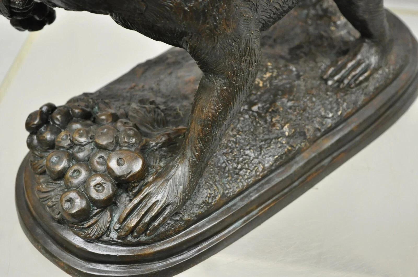 Scultura di scimmia in bronzo di Maitland Smith con cesto con coperchio e vaso per fioriera in vendita 4