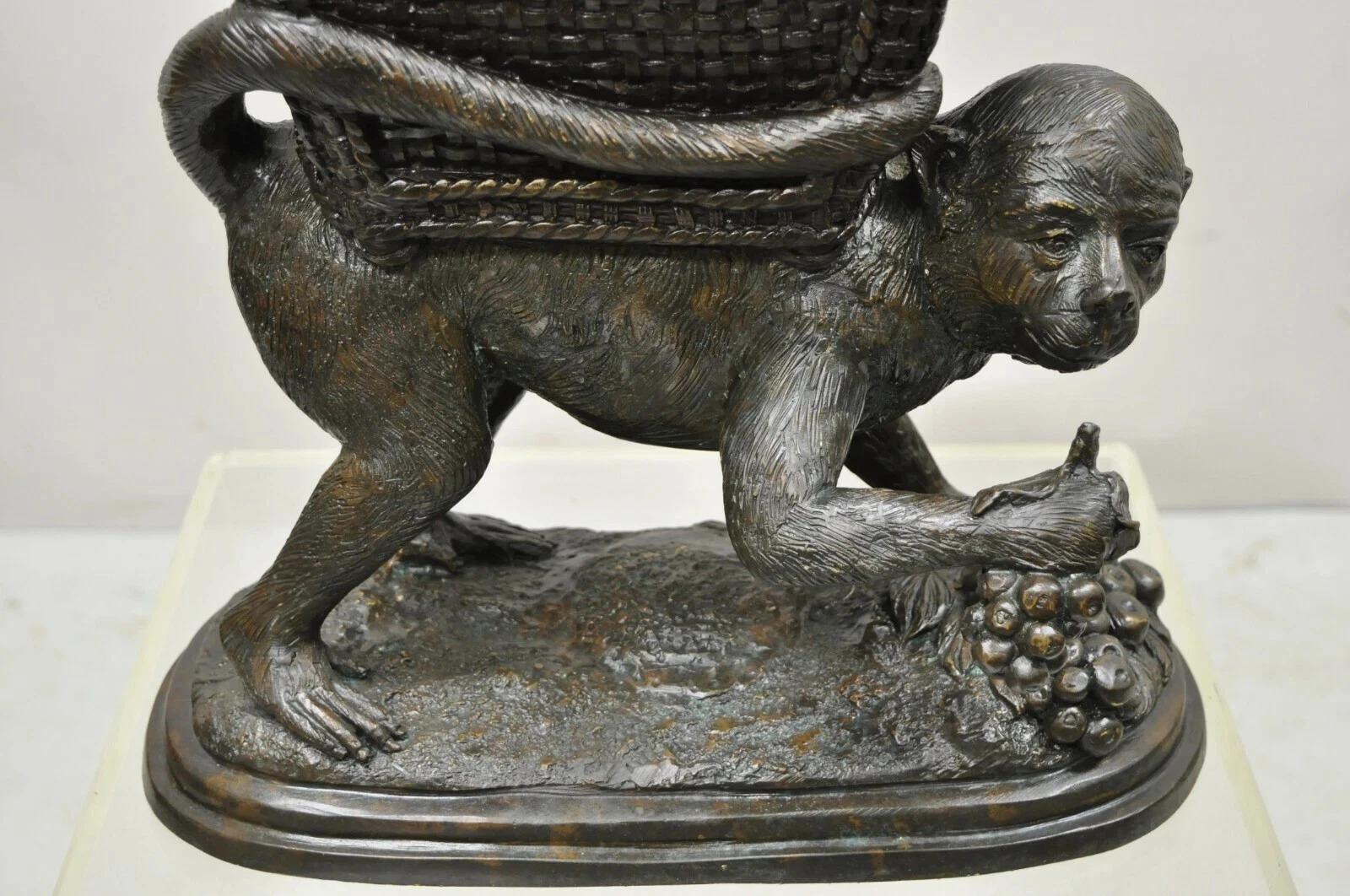 Scultura in bronzo di Maitland Smith con scimmia e cesto con coperchio. L'articolo presenta una struttura in bronzo fuso, dal coperchio al cestino, una patina eccellente, un articolo molto bello, di grande stile e forma. Circa 25 libbre. L'etichetta