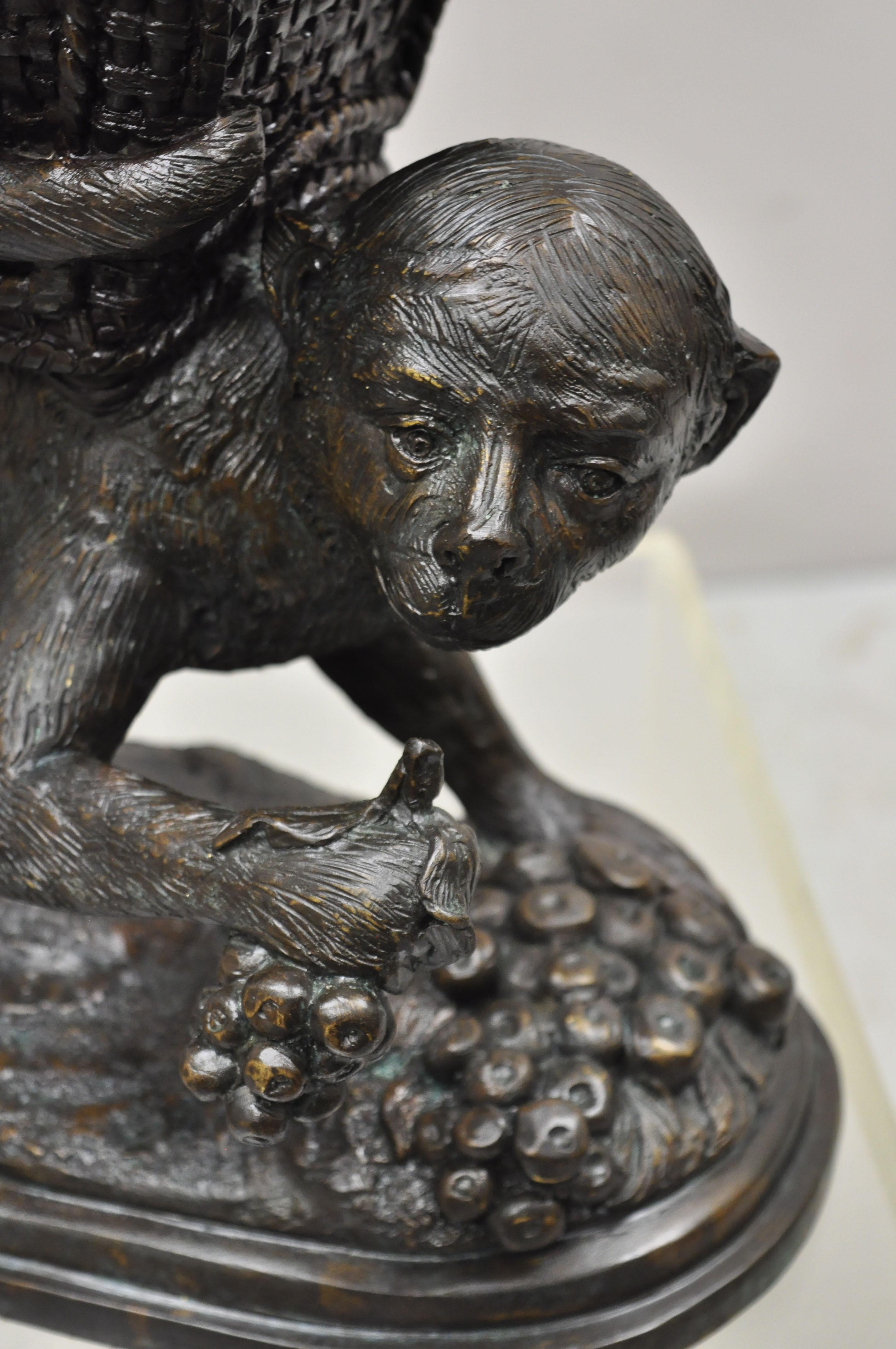 Hollywood Regency Sculpture de singe en bronze moulé Maitland Smith avec panier à couvercle et pot de jardinière en vente