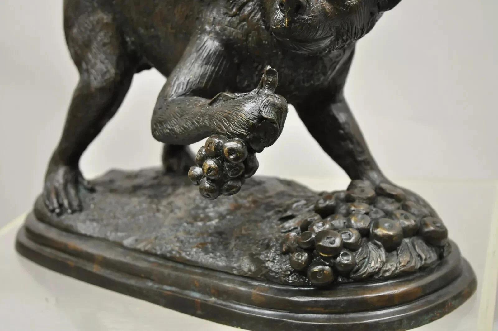 Sconosciuto Scultura di scimmia in bronzo di Maitland Smith con cesto con coperchio e vaso per fioriera in vendita