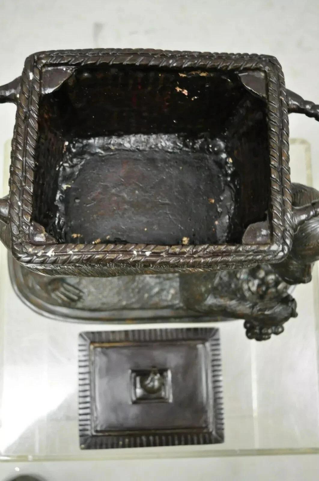 XX secolo Scultura di scimmia in bronzo di Maitland Smith con cesto con coperchio e vaso per fioriera in vendita