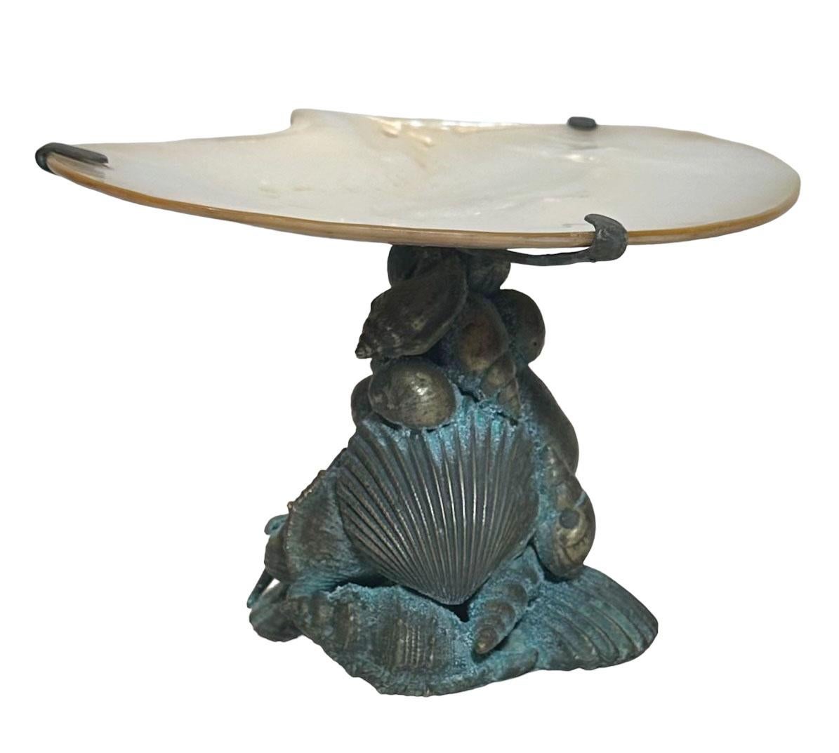 Ein hübscher und seltener Kaviarständer von Maitland Smith. Ständer mit Sockel aus patiniertem Messing mit Muschelmotiv und einem Deckel aus Perlmutt.