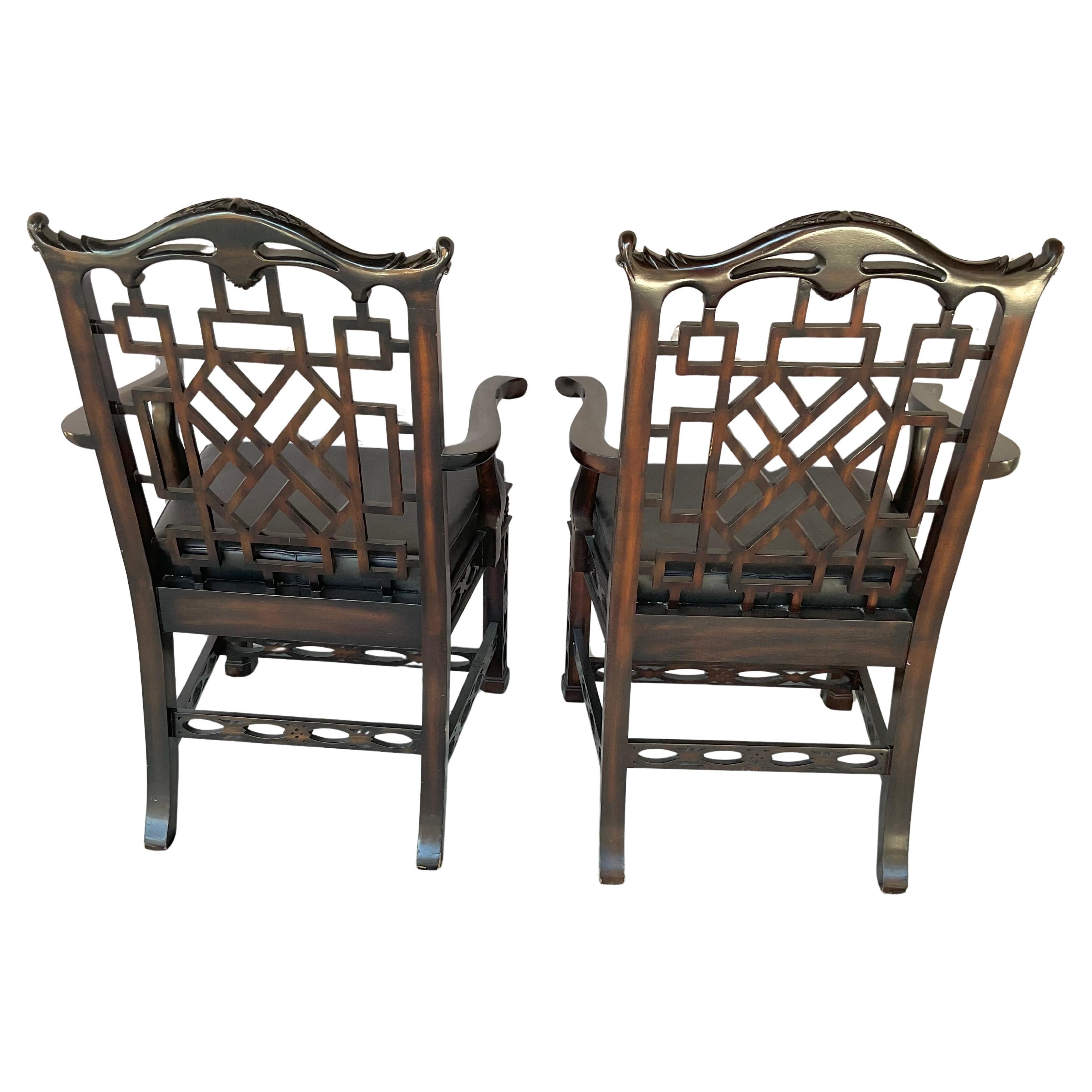  Une paire de deux fauteuils Maitland Smith raffinés et rares. Les chaises sont fabriquées dans le style chinois Chippendale et présentent des dossiers en treillis finement ajourés, des accoudoirs gracieusement incurvés et un riche cadre en acajou