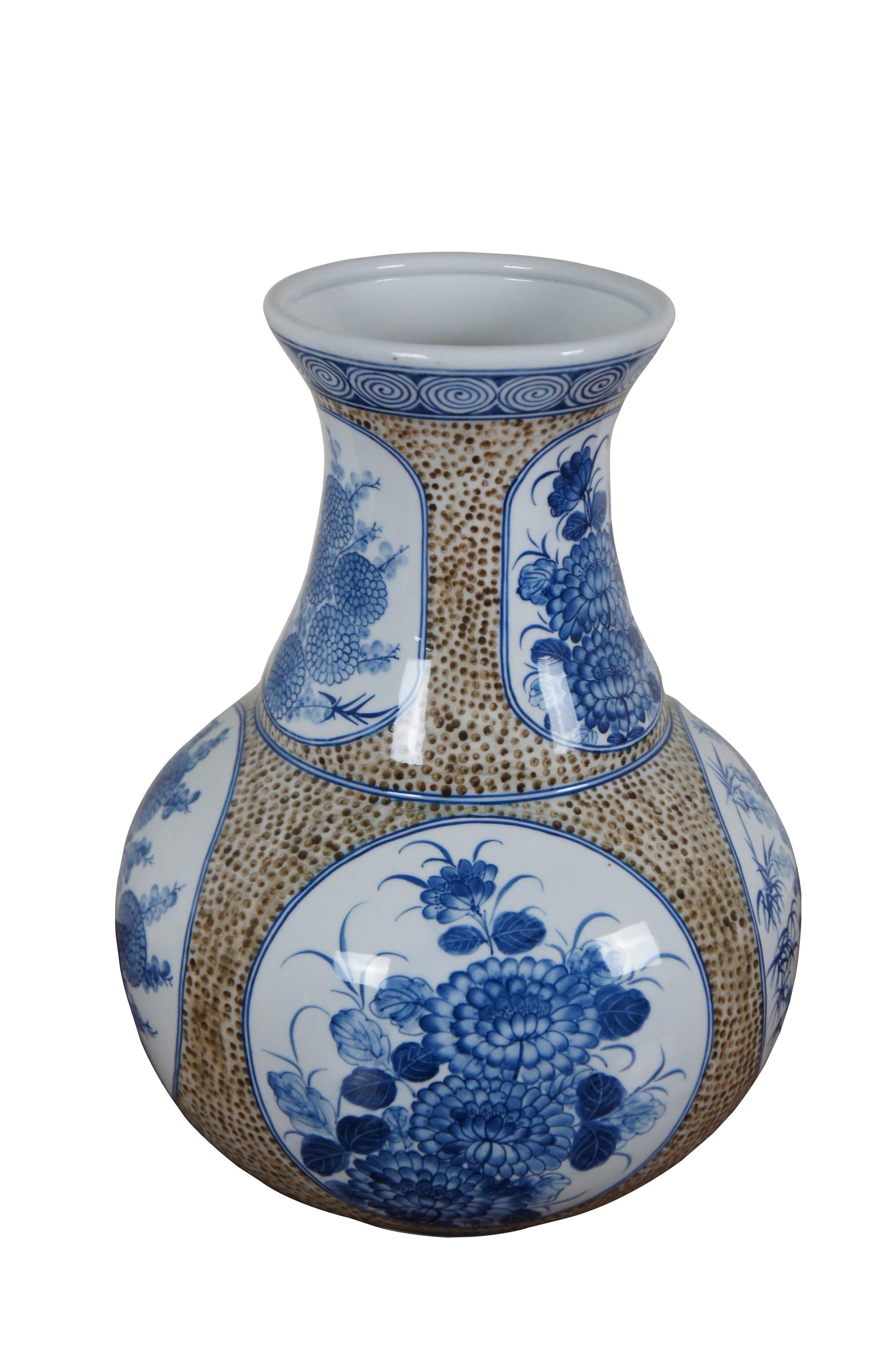 Vase / urne en porcelaine de la fin du 20e siècle par Maitland Smith. Les panneaux ronds présentent des motifs floraux de chinoiserie, encadrés dans un fond brun moucheté et un motif de spirales sur le pourtour. Fabriqué à la main en Thaïlande.