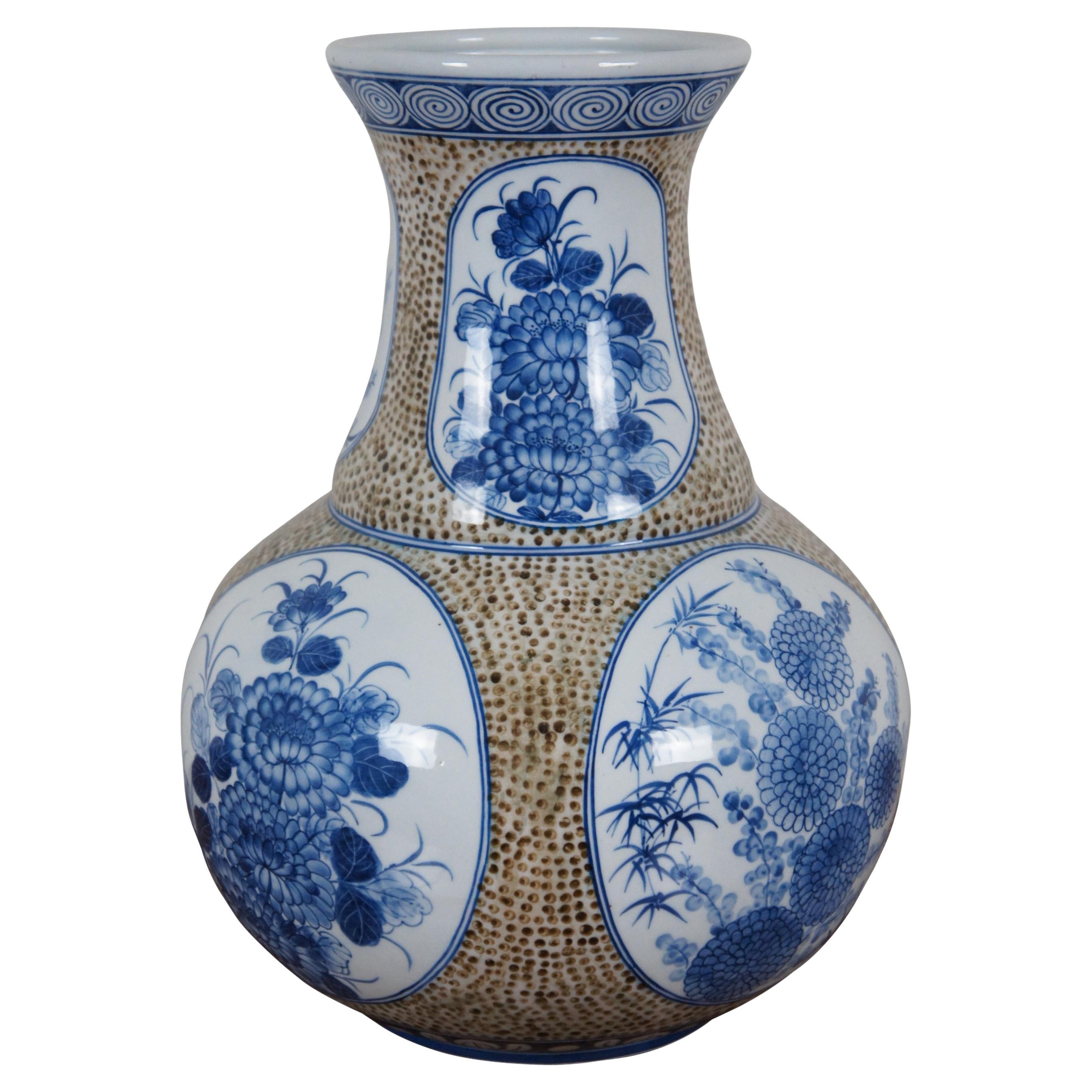 Maitland Smith Chinoiserie Blue & Brown Floral Porcelain Mantel Vase Urn 15" (Vase de cheminée en porcelaine) en vente