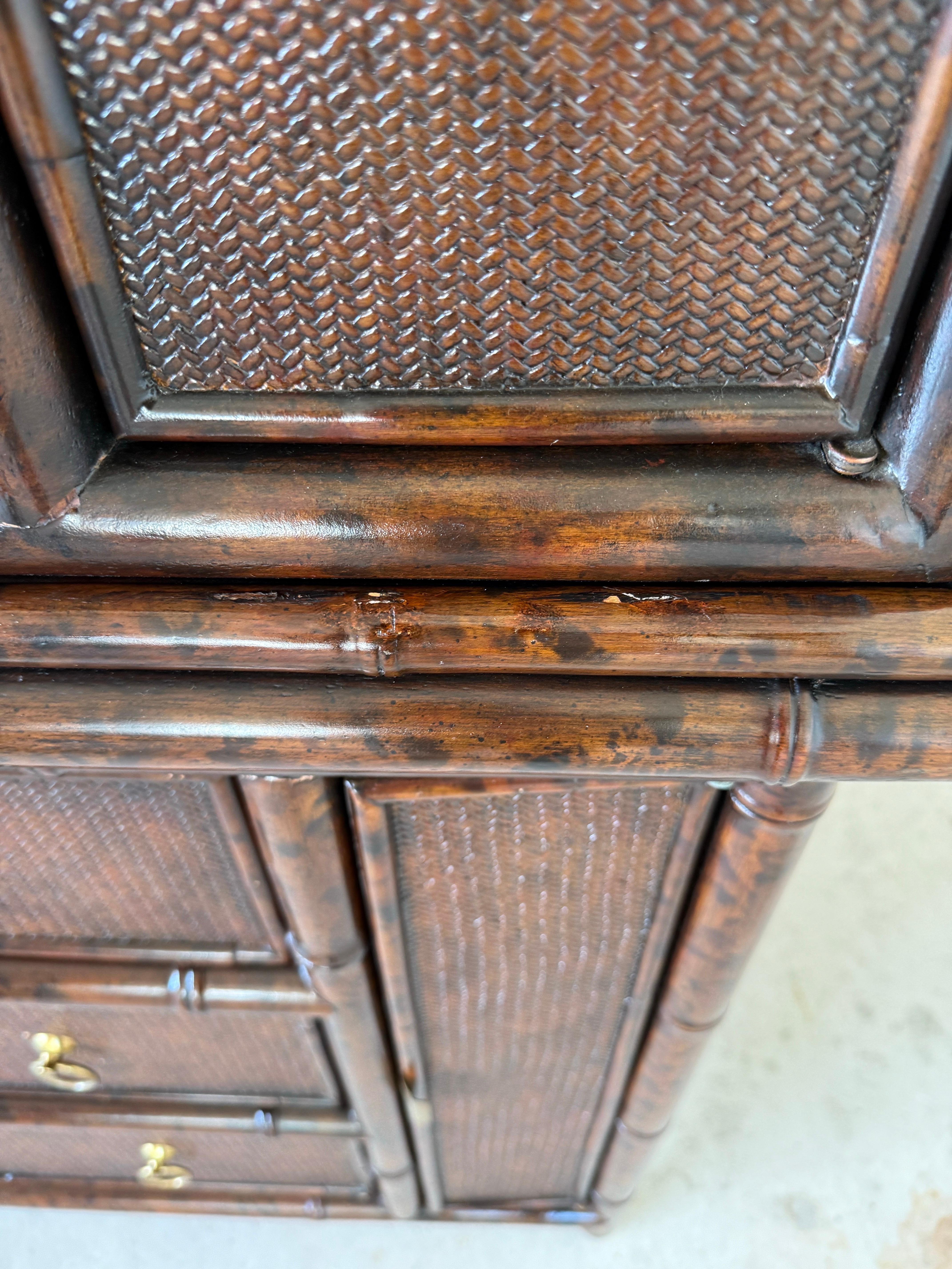 Armario de dos piezas Maitland Smith de bambú sintético y ratán tejido Chinoiserie en venta
