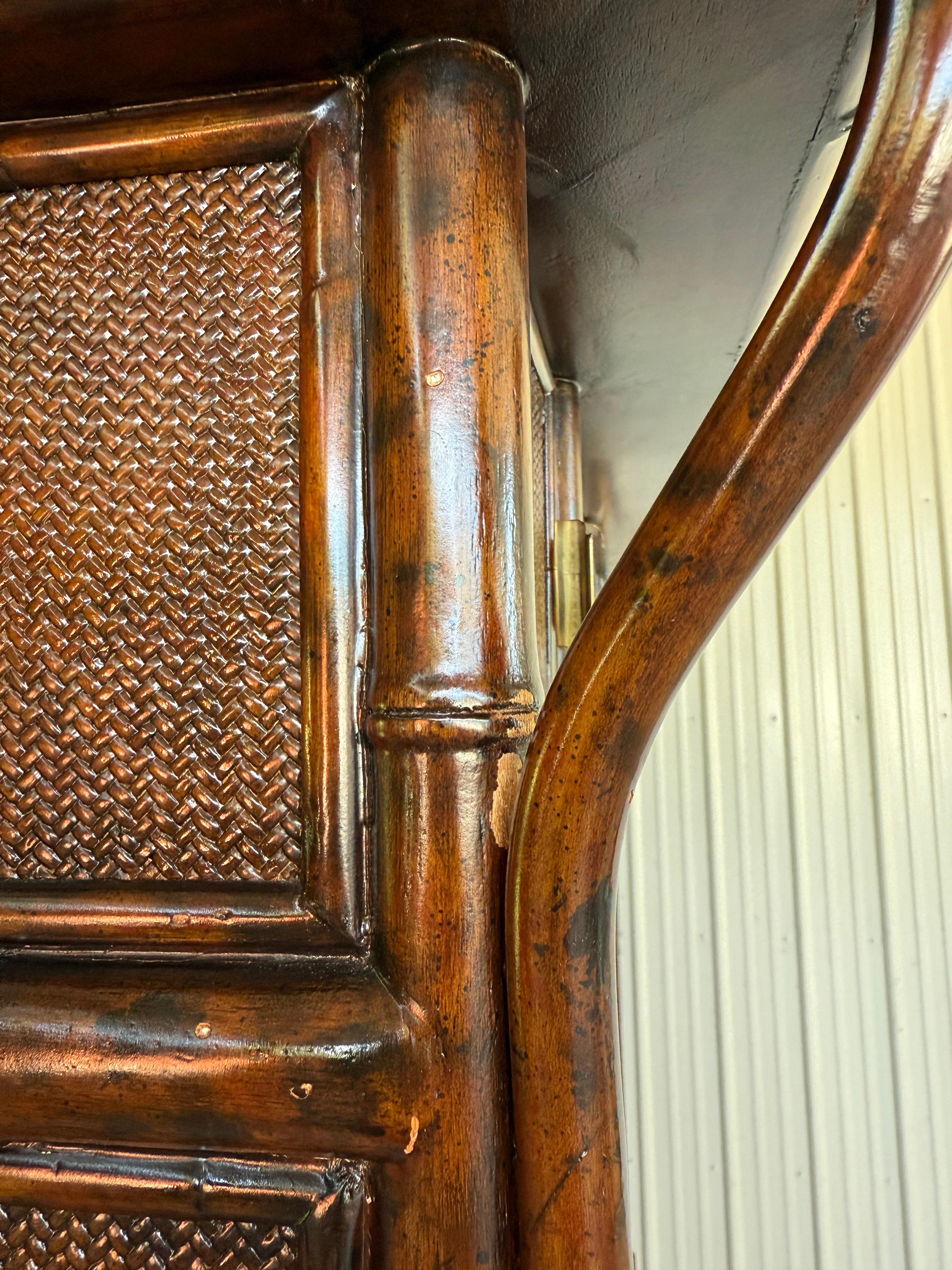 Armario de dos piezas Maitland Smith de bambú sintético y ratán tejido Hecho a mano en venta