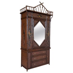 Maitland Smith Zweiteiliger Chinoiserie-Kleiderschrank aus Bambusimitat und gewebtem Rattan