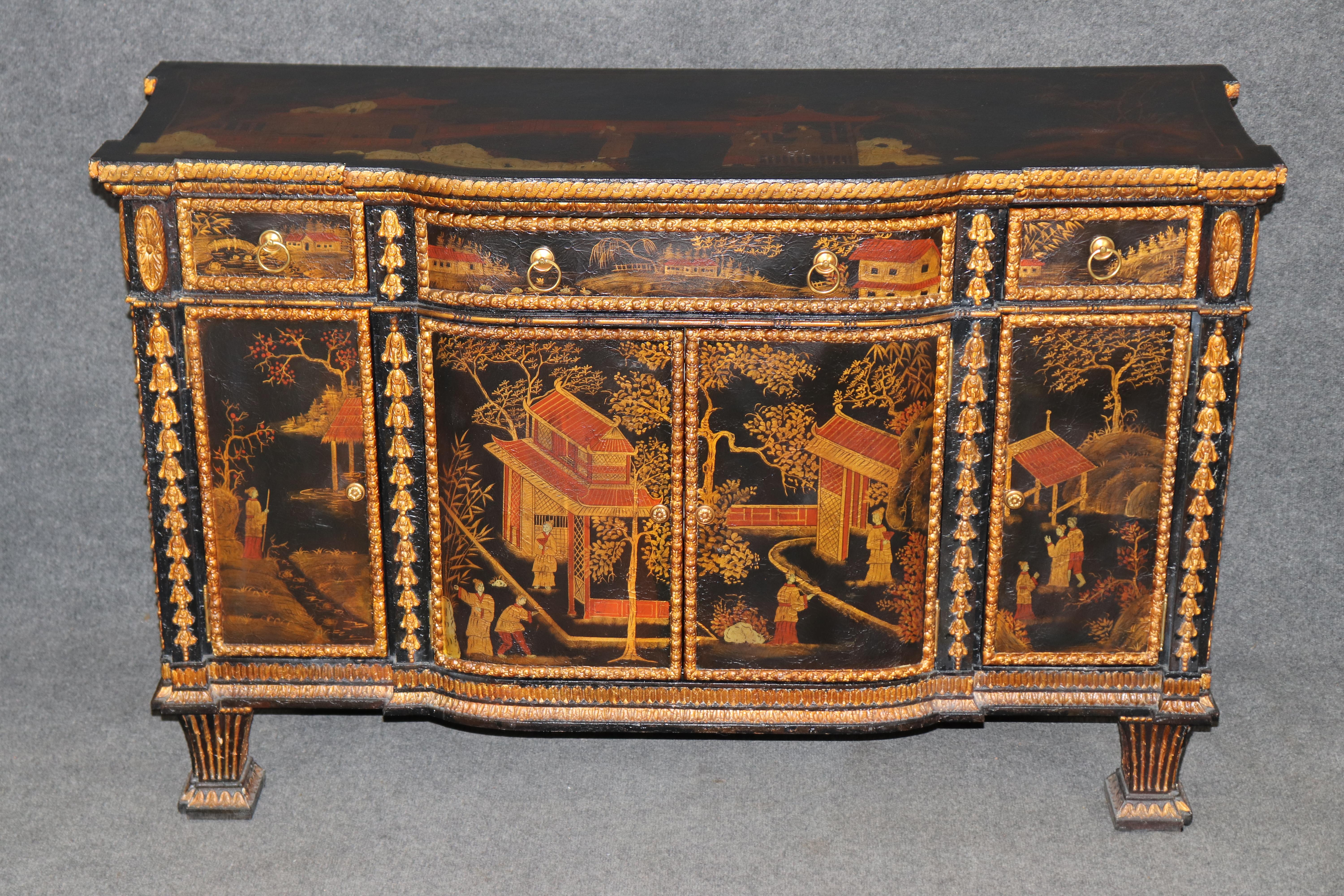 Dimensioni - H. H. 35 pollici W: 55 1/2 in P: 21 in 

Questa spettacolare credenza in stile Maitland Smith Chinoiserie, decorata con vernice dorata ed ebanizzata, rappresenta l'apice dell'artigianato e della maestria dell'azienda. Conosciuta per la