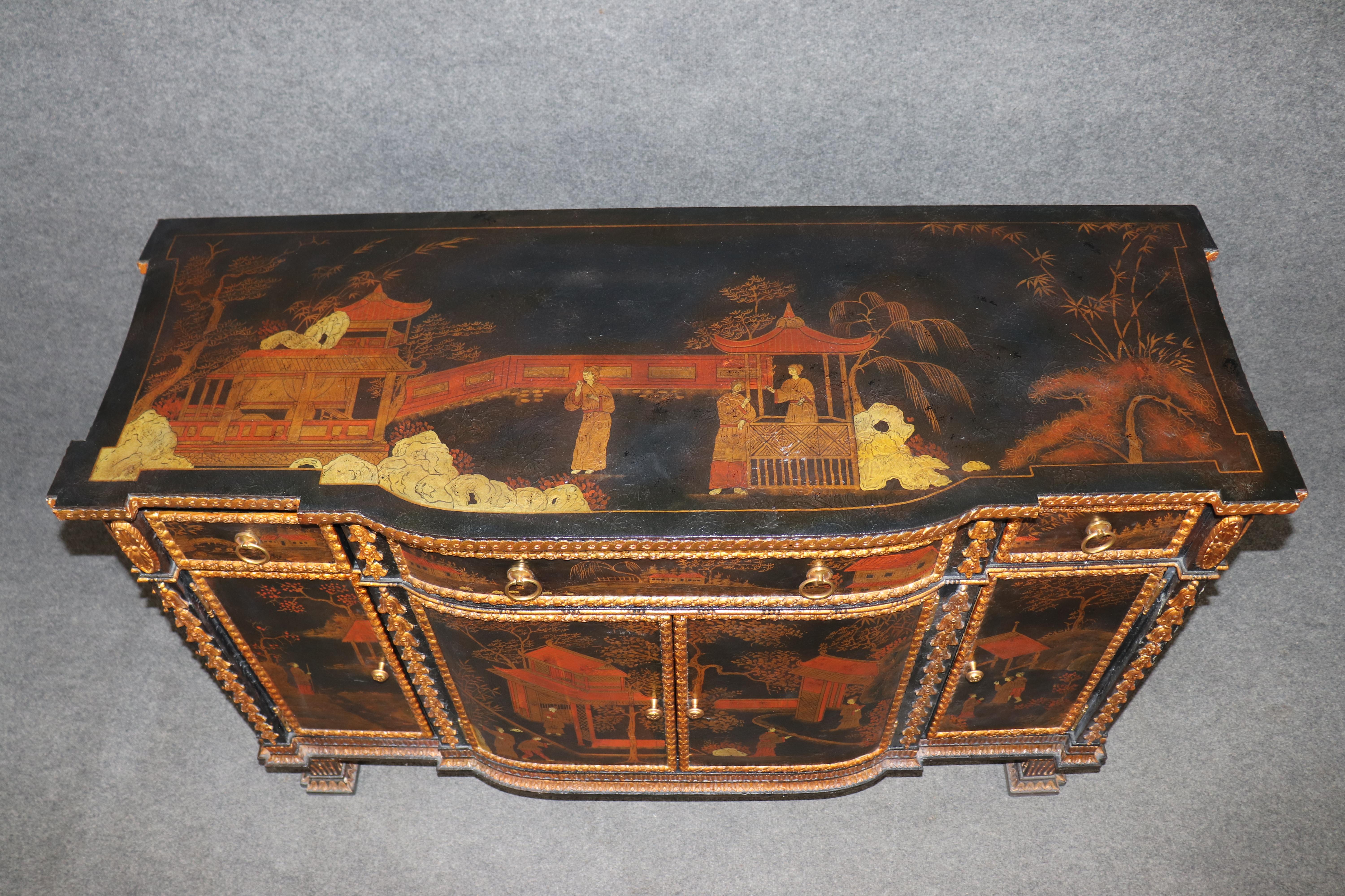 Fatto a mano Credenza decorata con vernice dorata e ebanizzata di Maitland Smith in stile Chinoiserie in vendita