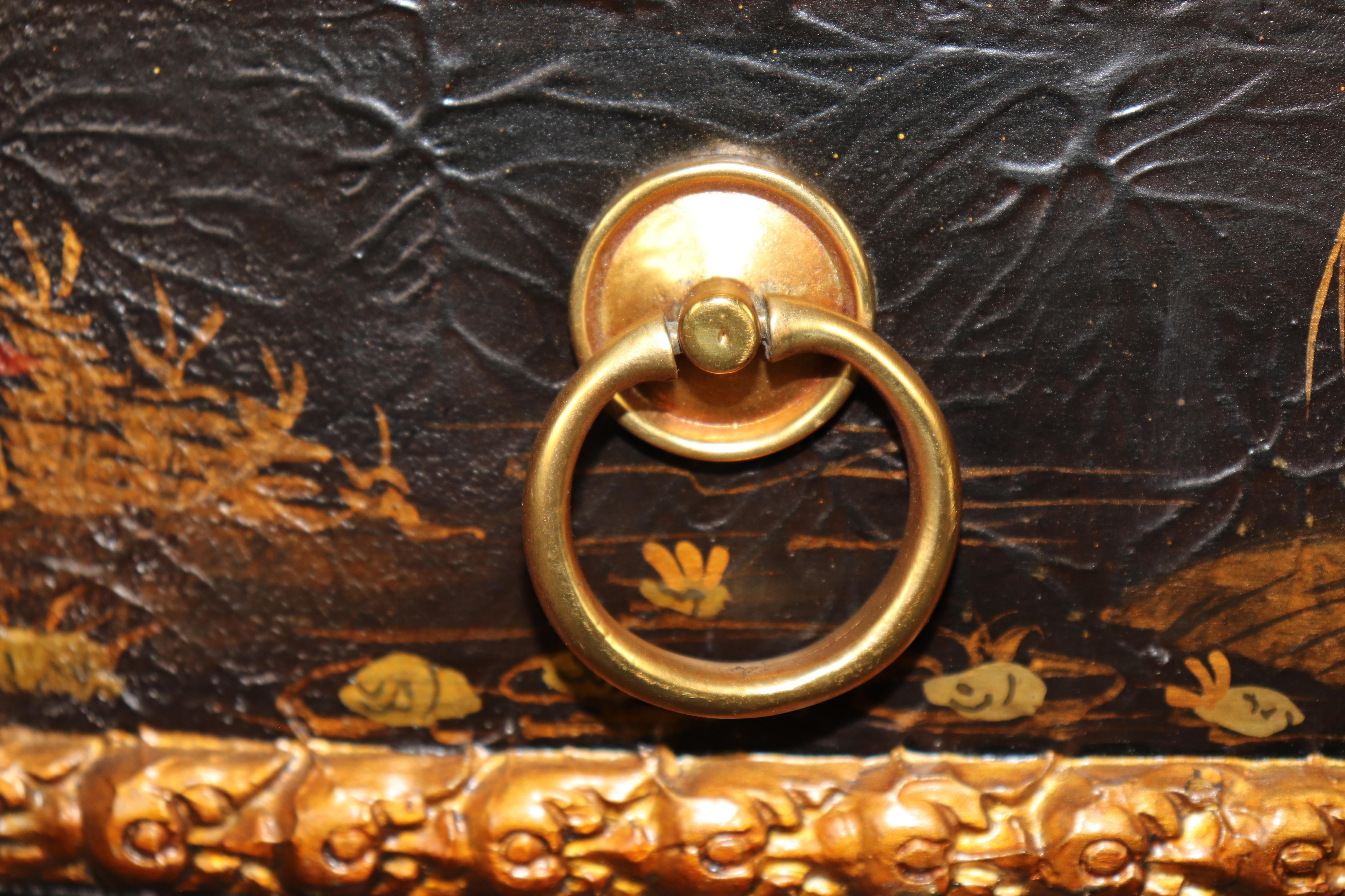 Metallo Credenza decorata con vernice dorata e ebanizzata di Maitland Smith in stile Chinoiserie in vendita