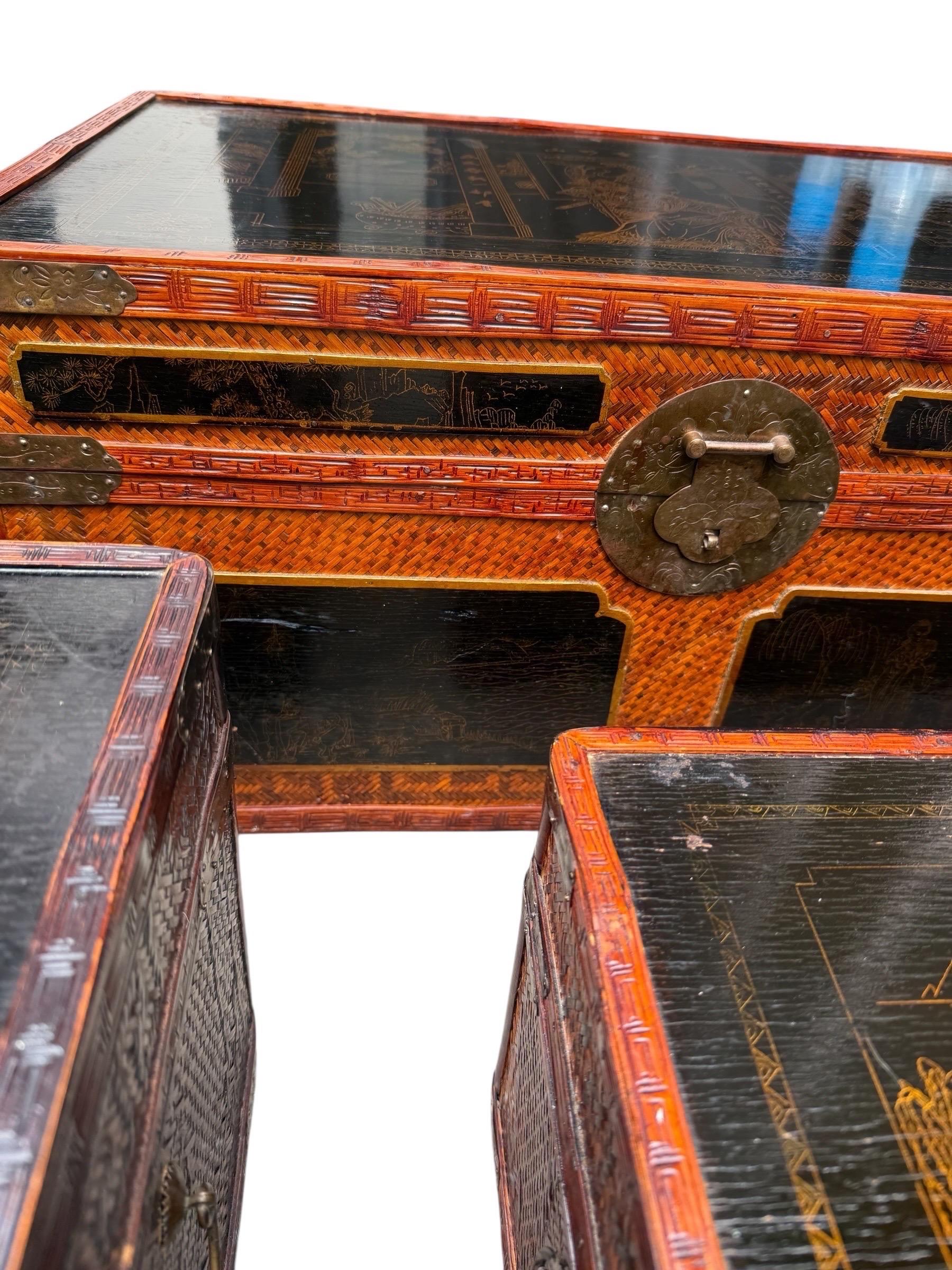Maitland-Smith Chinoiserie-Bambustruhen aus dem späten 20. Jahrhundert mit geflochtenem Bambuskorpus, lackierten Platten und Messingbeschlägen. Ein seltener kompletter Satz von 3 verschachtelten Stämmen.

Handgemalte szenische Details in Gold. Auf