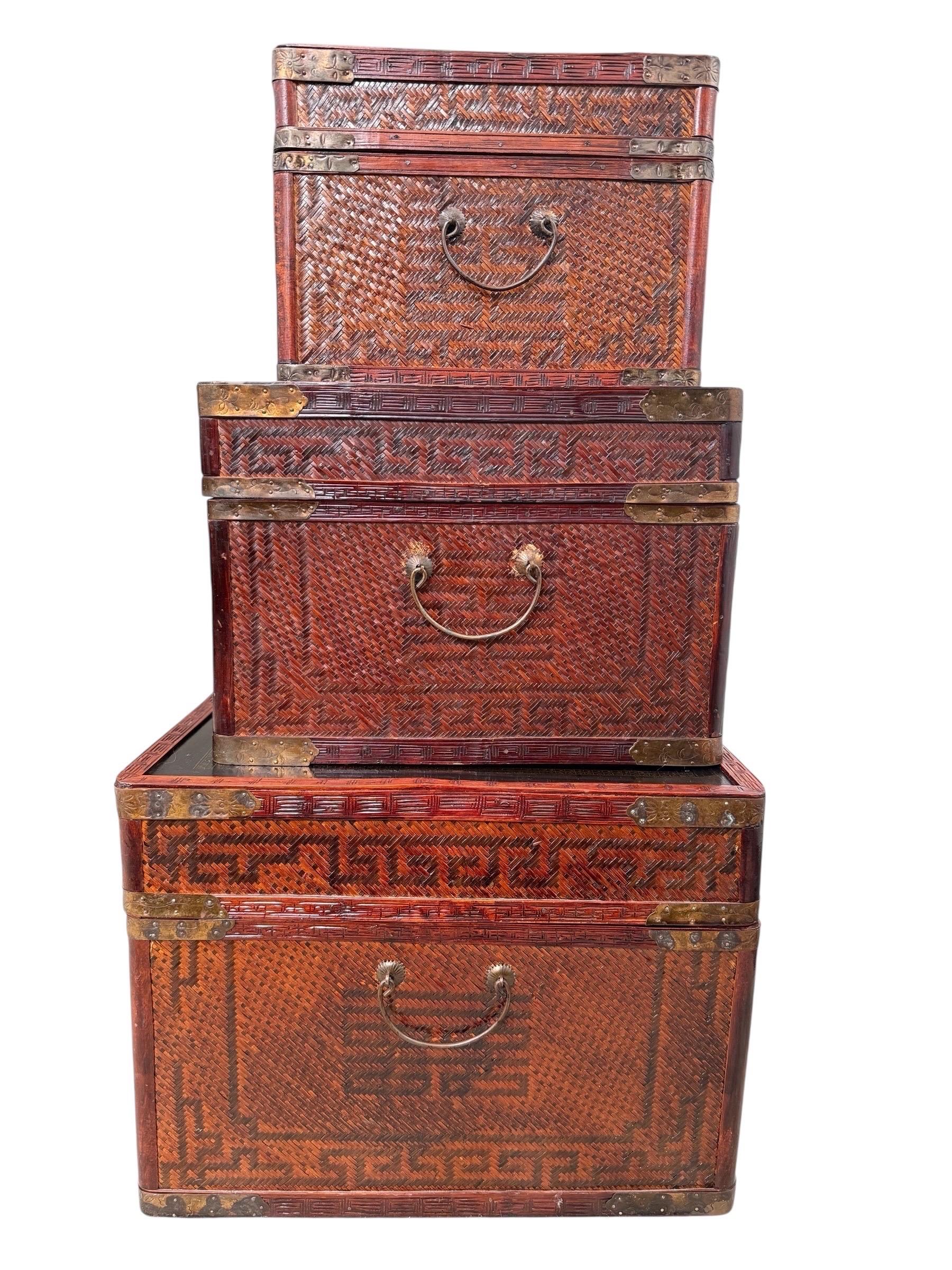 Maitland Smith Chinoiserie-Truhe mit Messingbeschlägen Handbemalte Paneele (Philippinisch) im Angebot