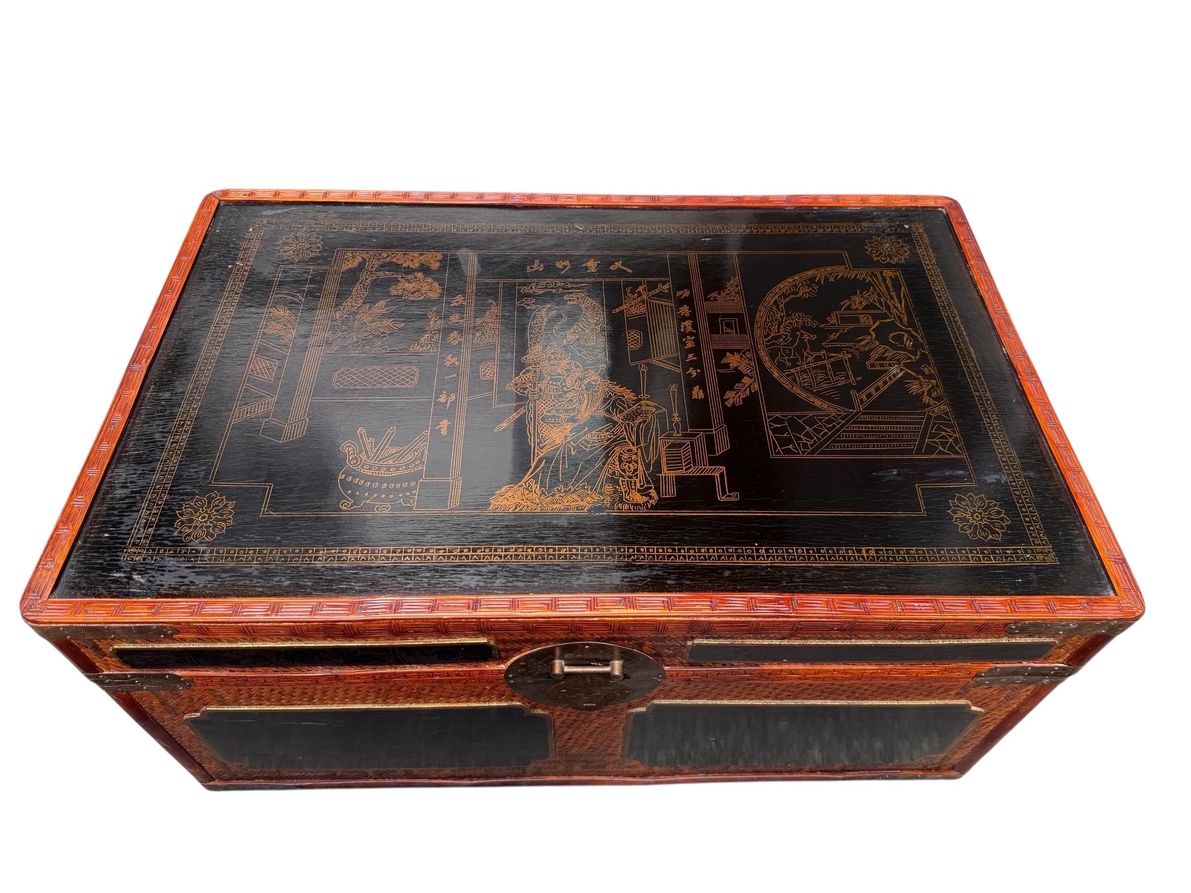 Maitland Smith Chinoiserie-Truhe mit Messingbeschlägen Handbemalte Paneele im Angebot 2