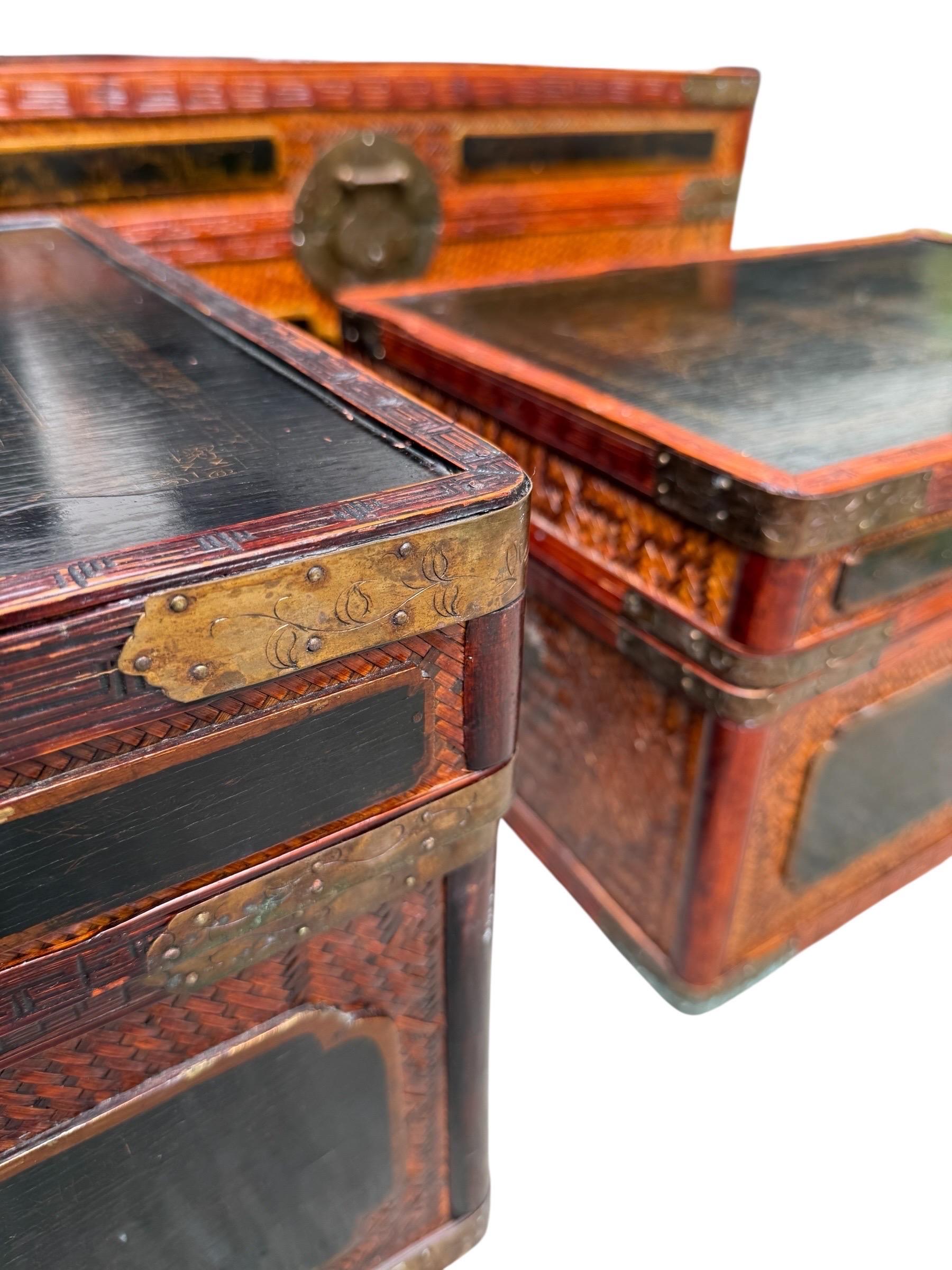 Maitland Smith Chinoiserie-Truhe mit Messingbeschlägen Handbemalte Paneele im Angebot 3